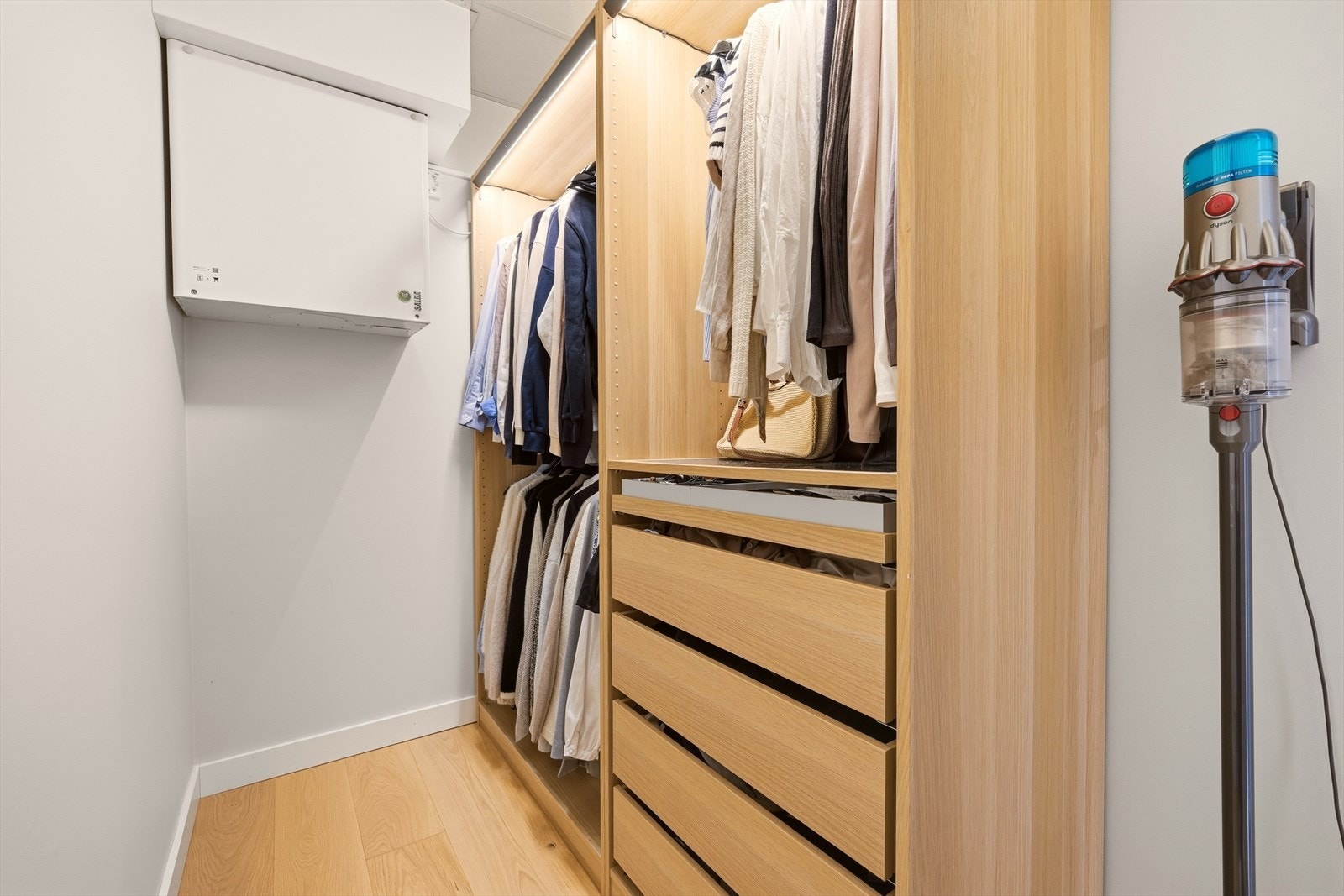Den innvendige boden ved entréen oppleves som et ekstra rom og passer perfekt som garderobe Galleribilde