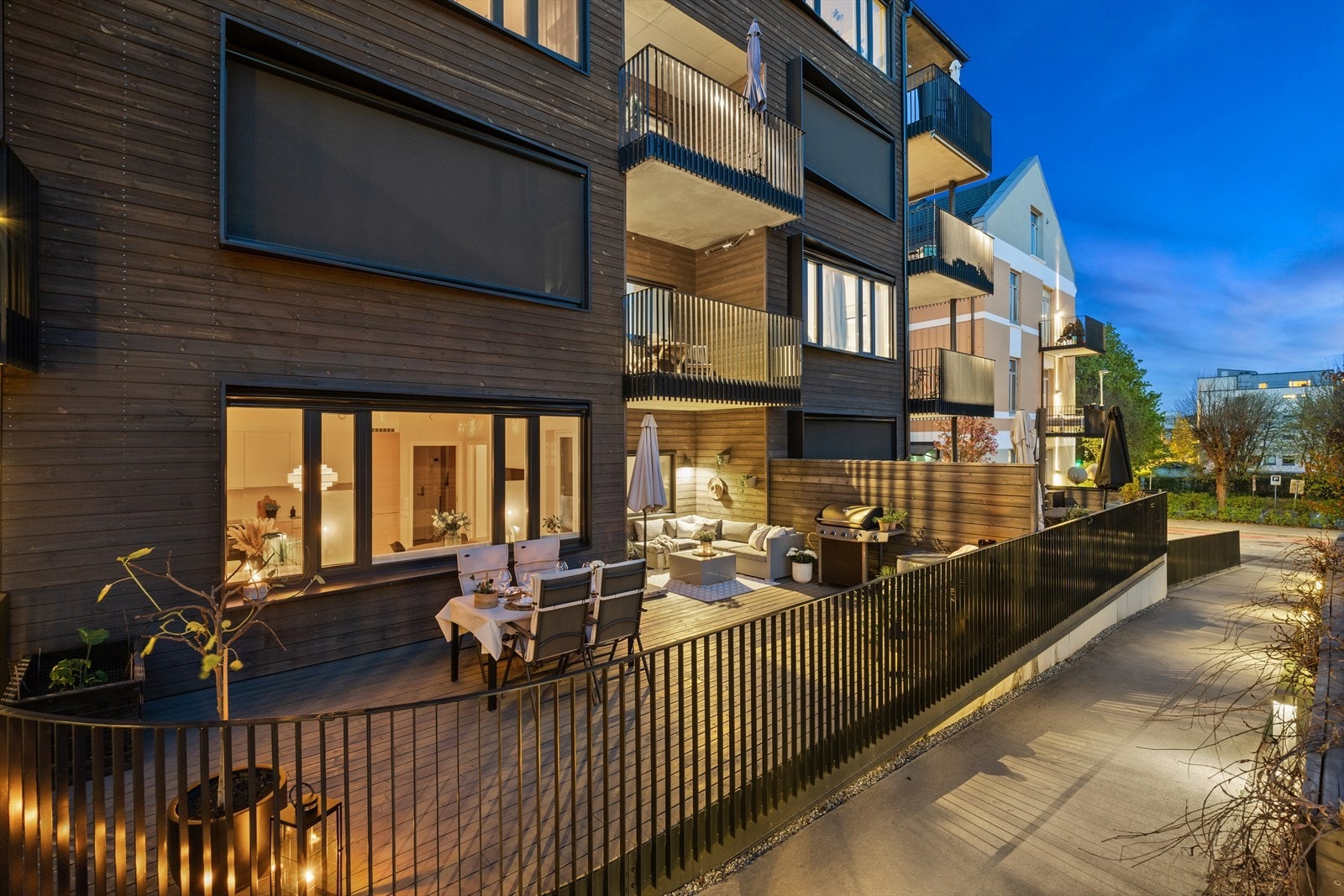 Leiligheten disponerer en egen terrasse på hele 34 kvm vendt inn mot det flotte gårdsrommet. Galleribilde