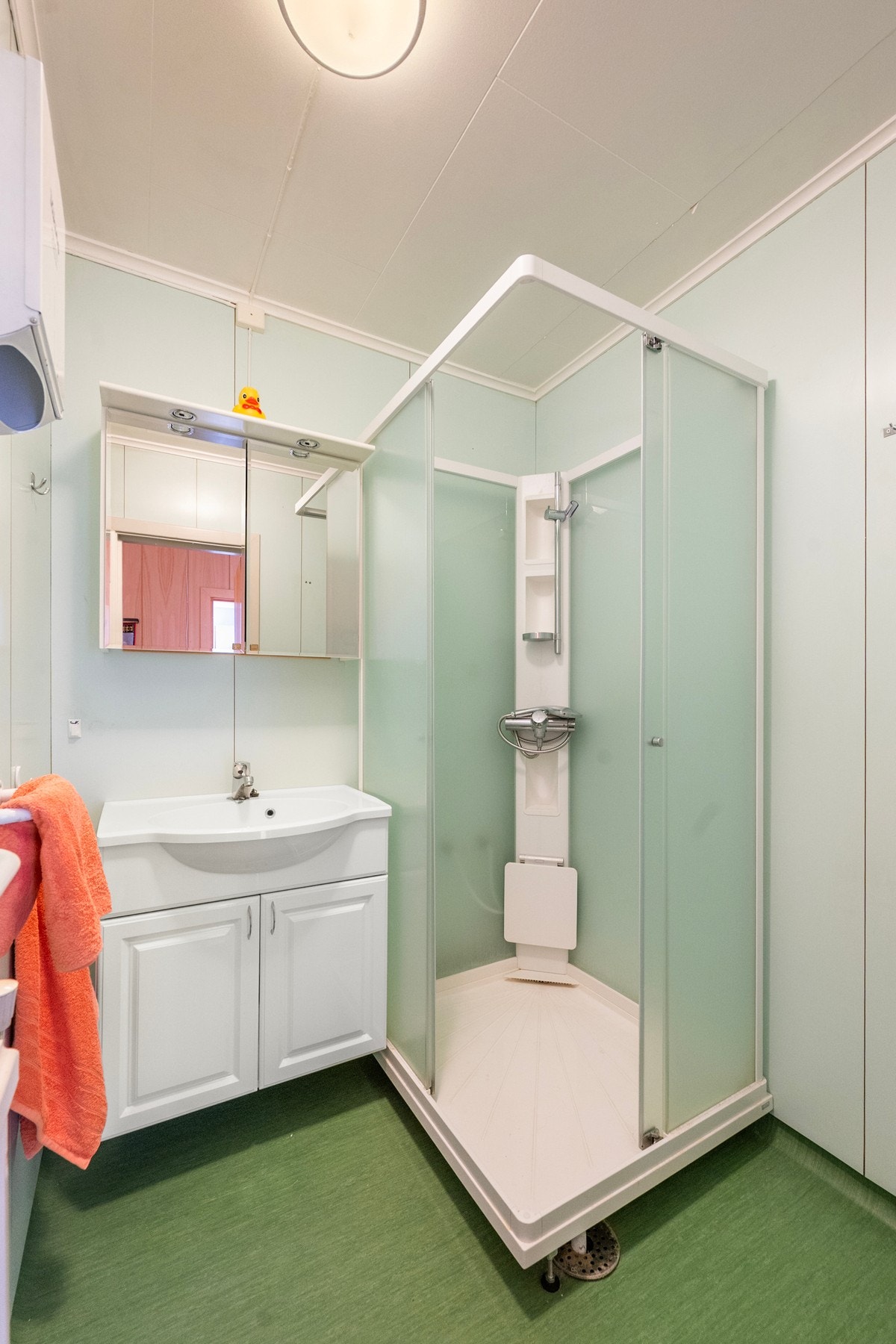 Boligen har bad både i 2. etasje og i tilbygget del på i hovedetasjen. Dette er badet i tilbygget del i 1. etasje Galleribilde