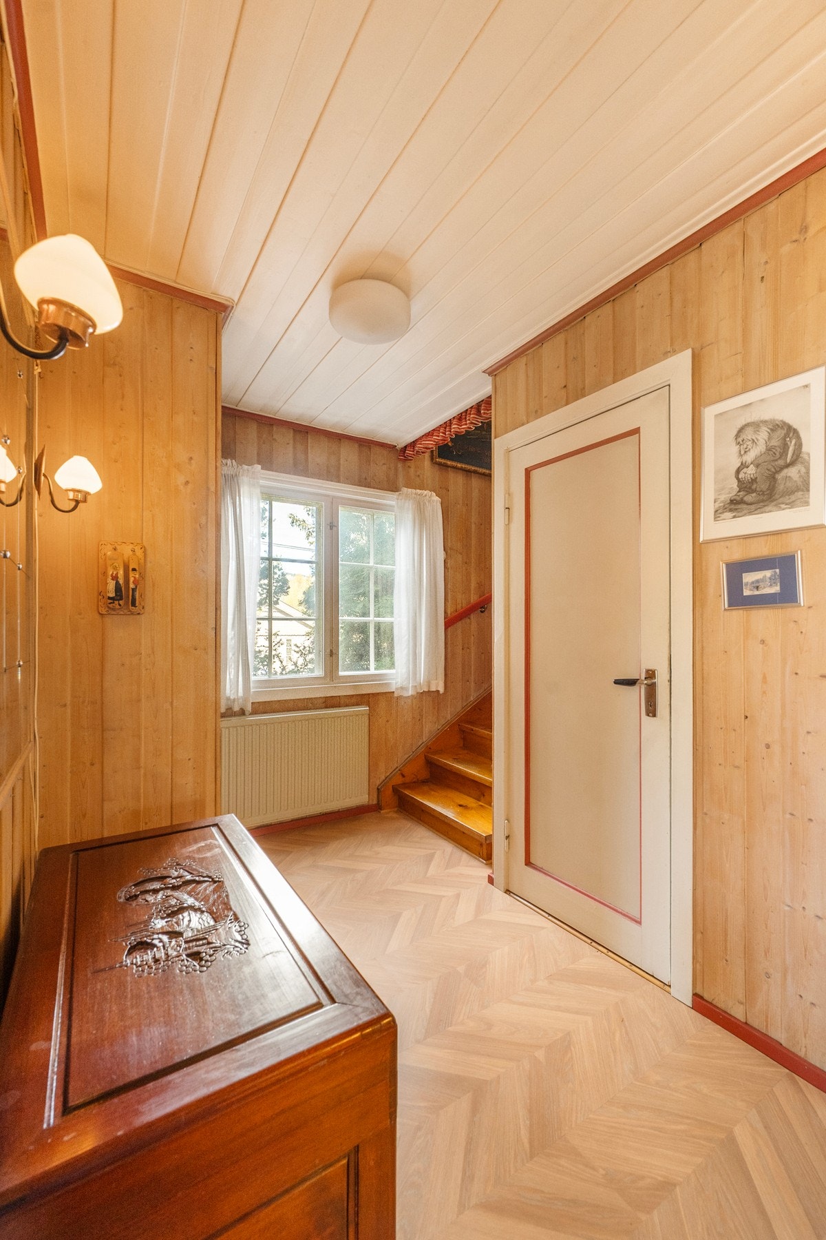 Gang i 1.etg, trapp opp til 2.etg og adkomst ned til kjeller Galleribilde