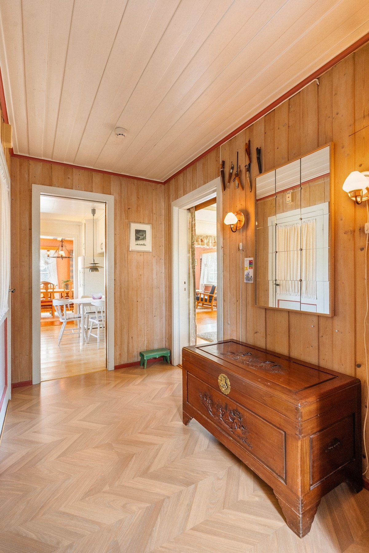 Boligen har en fleksibel planløsning som strekker seg over tre etasjer og gir gode muligheter for både familieliv og tilpasning etter behov. Galleribilde
