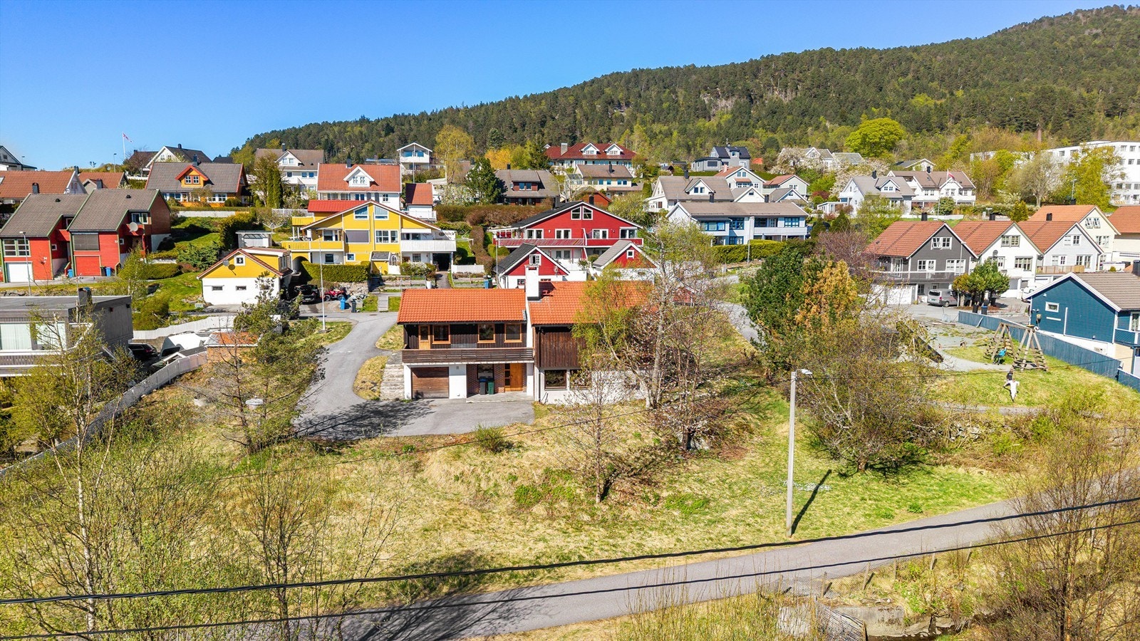 Dronebilde over bolig og den romslige hagen sett fra syd Galleribilde