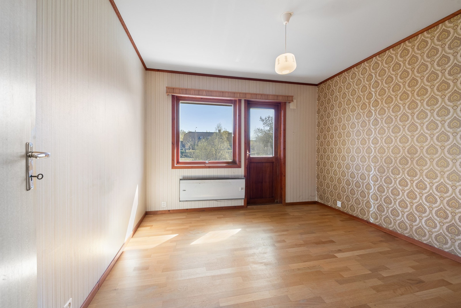 Hovedsoverom i hovedtasjen med utgang til veranda Galleribilde