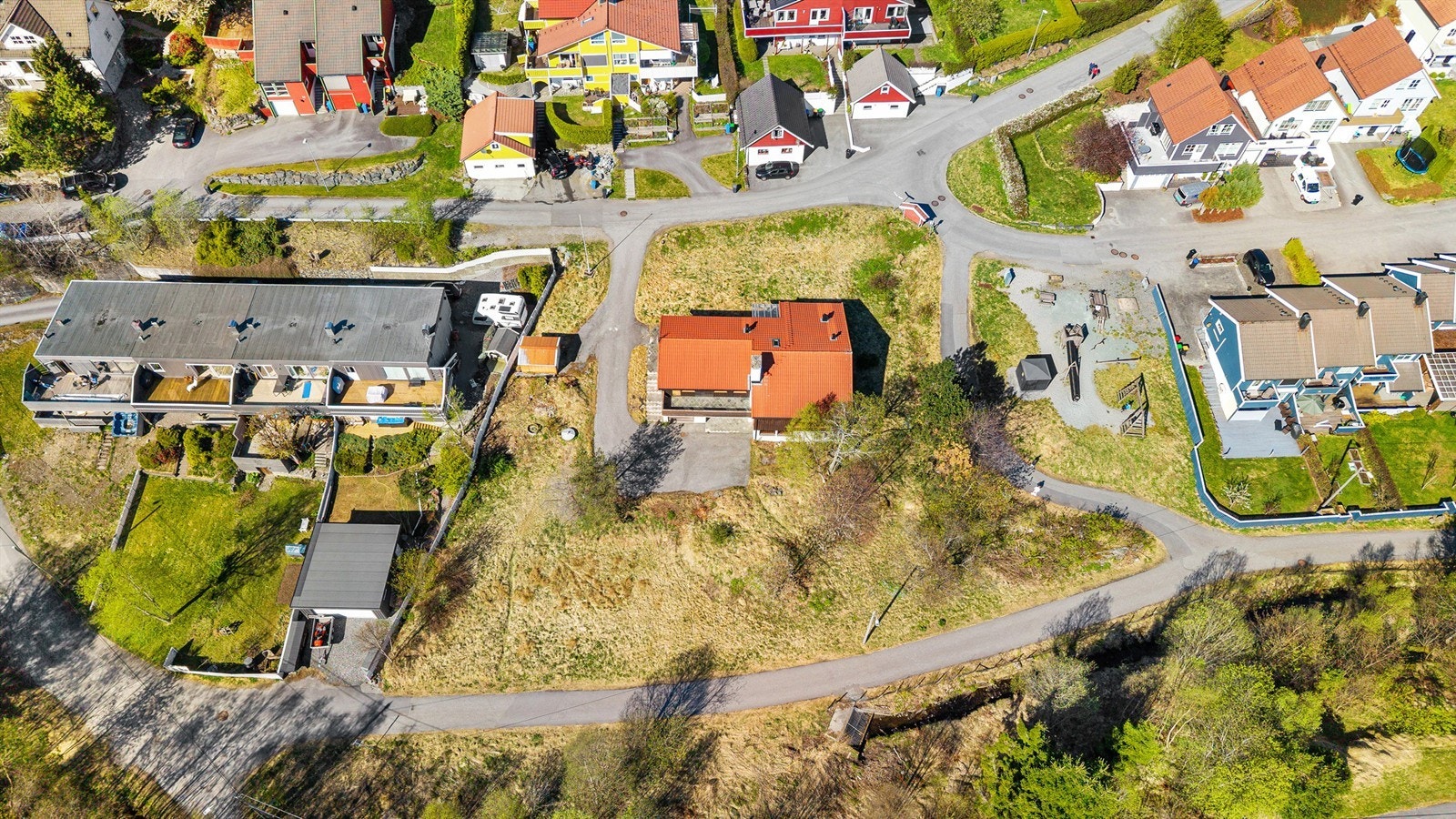 Dronebilde av eiendommen og tomten sett fra fugleperspektiv Galleribilde