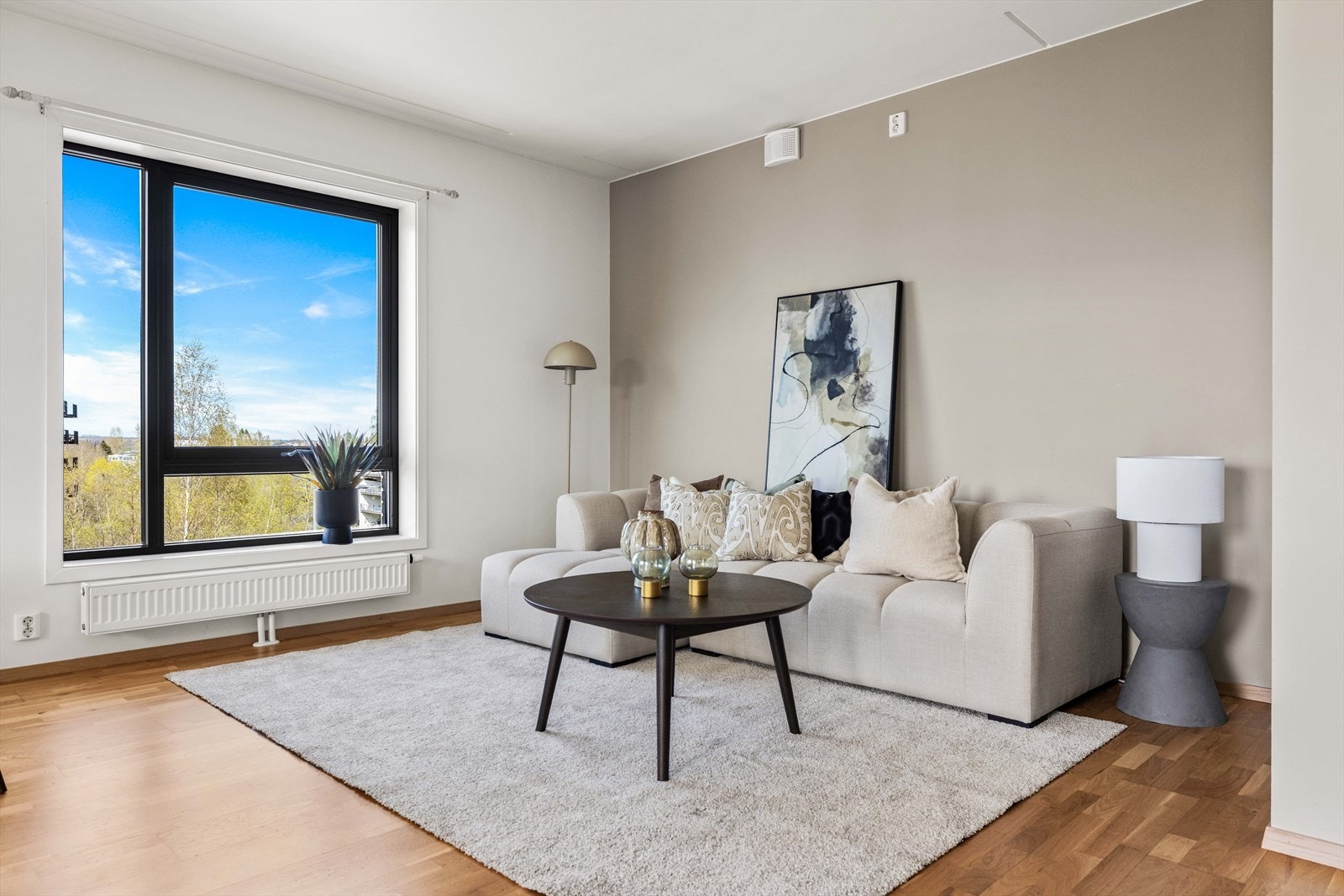 Særdeles lys og romslig hjørneleilighet med gode kvaliteter. Galleribilde