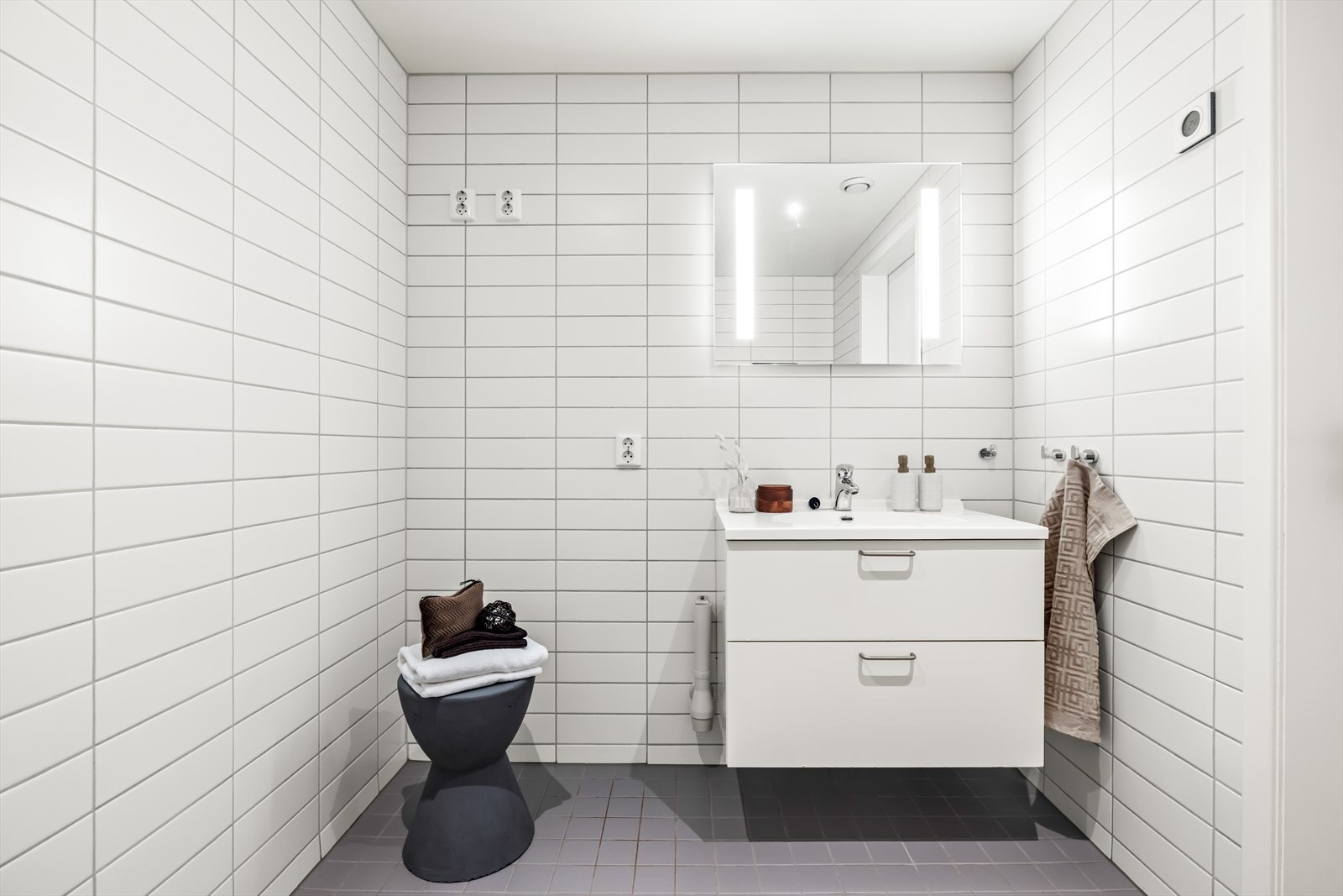 Opplegg for vaskemaskin og tørketrommel på badet. Galleribilde
