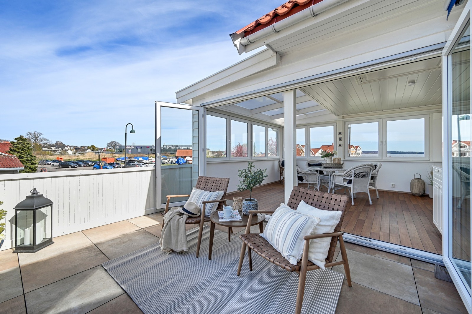 Deler av leilighetens takterrasse ble i 2021 glasset inn så nå er det blitt en flott helårsterrasse Galleribilde