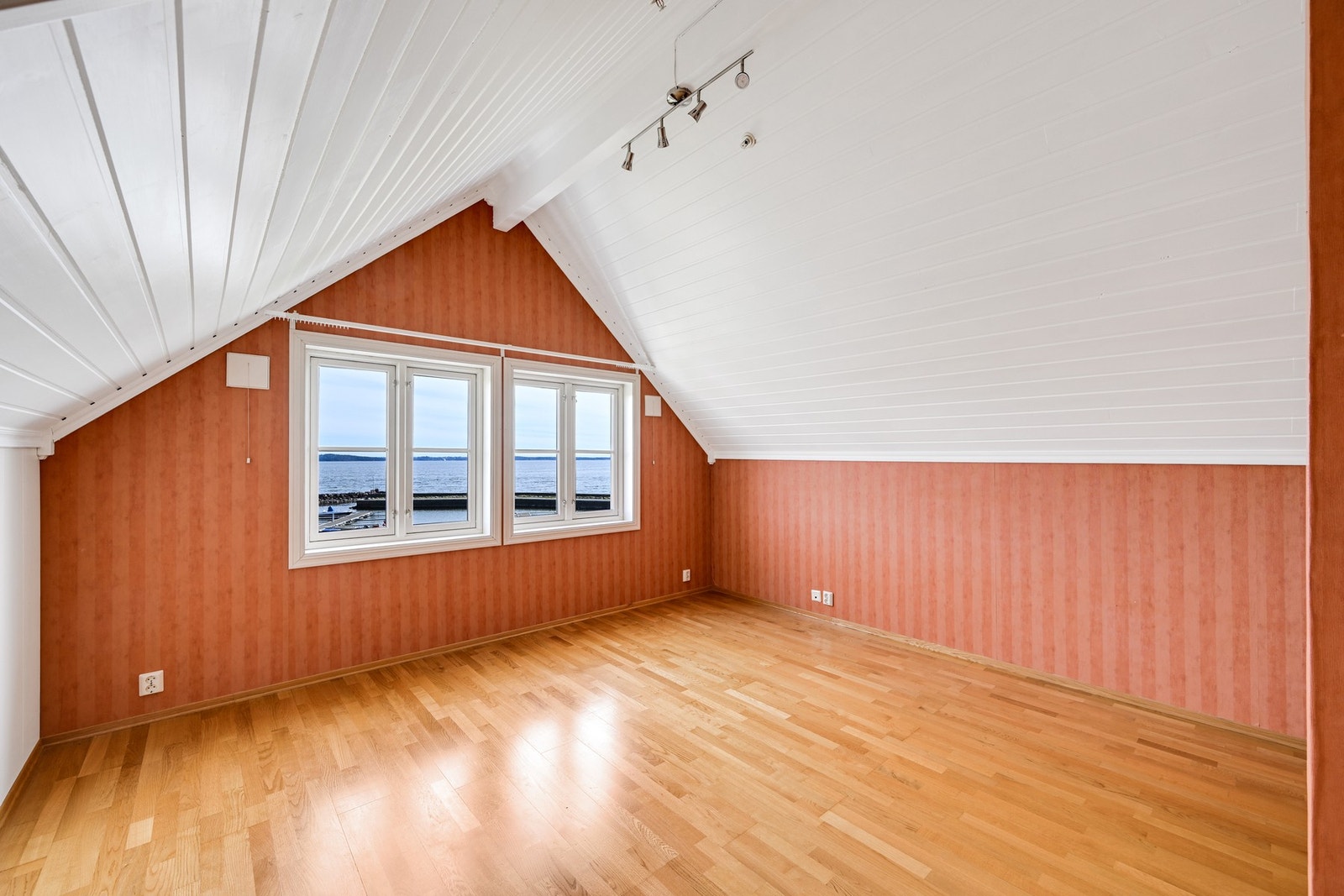 Her på toppen er det både en loftstue, bad/wc og ett soverom Galleribilde