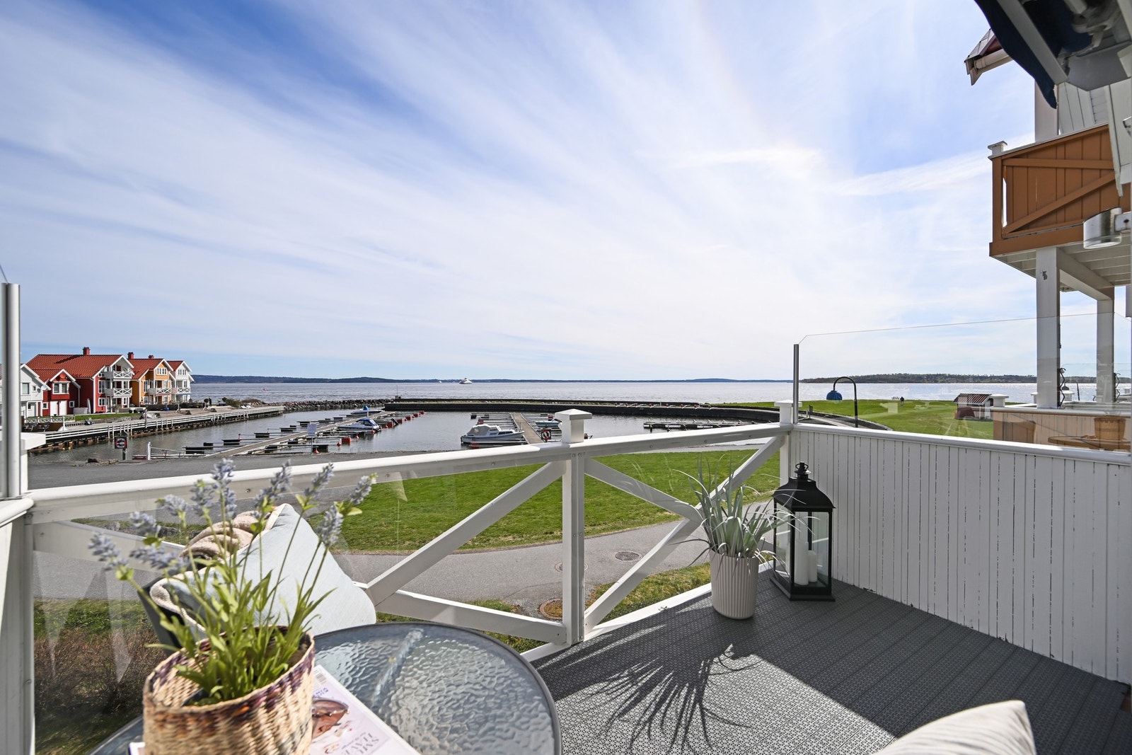 Leiligheten har flere fine uteplasser med sol fra morgen til kveld Galleribilde