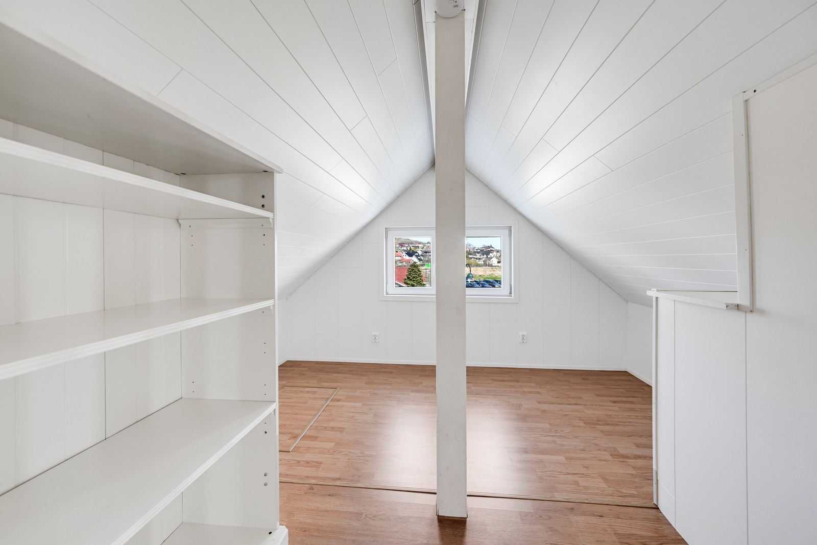 Her ser vi boden over vinterhagen med adkomst fra loftstua - kan også brukes som kontor men ikke soverom Galleribilde