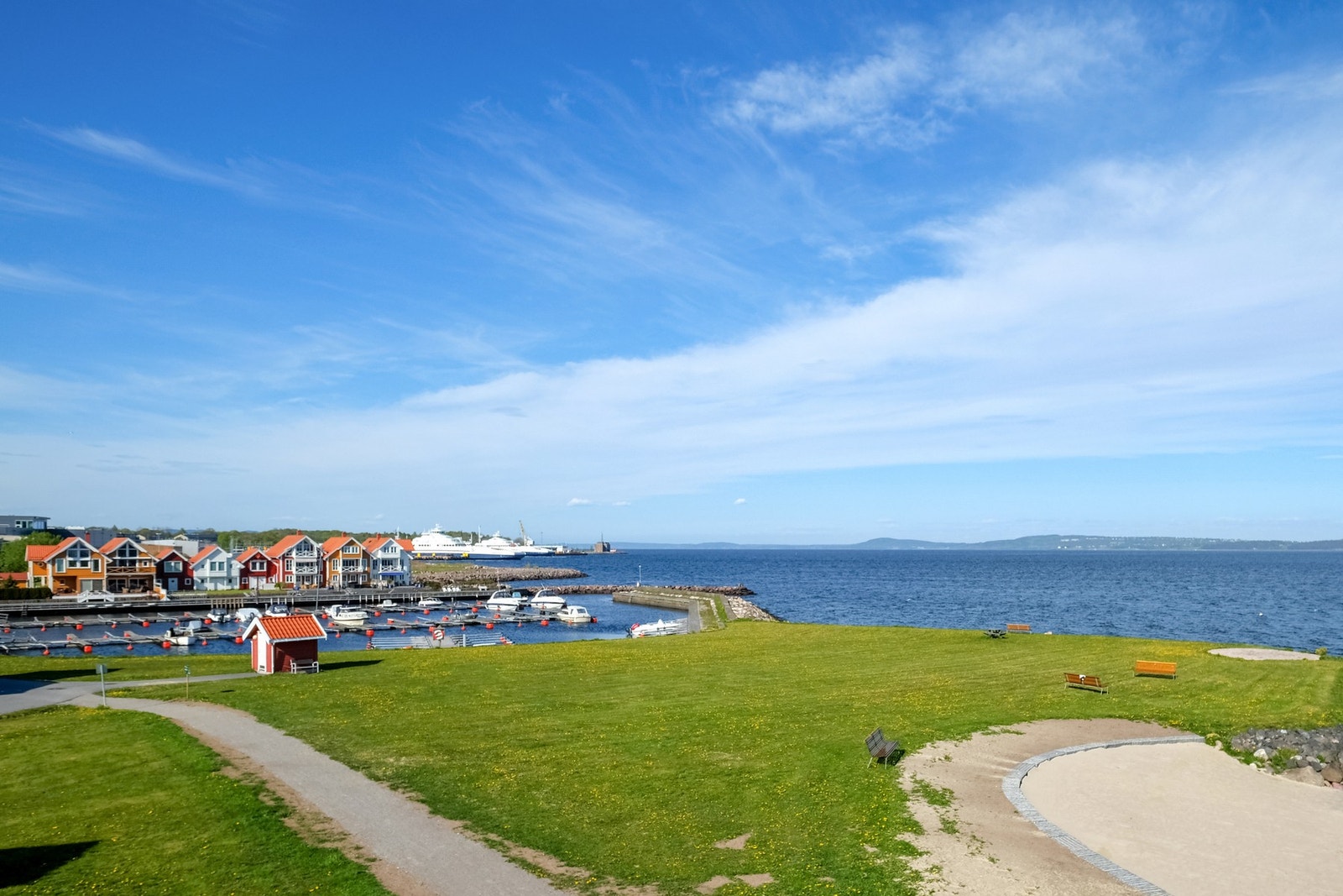 Her ser vi både litt av Strandparkens badestrand og småbåthavn Galleribilde