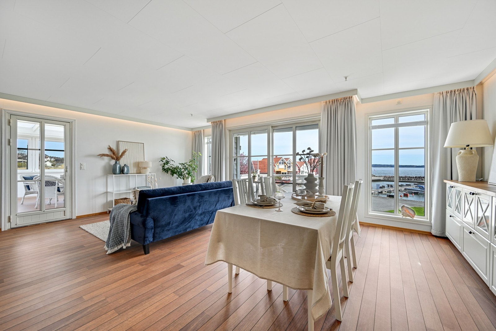 I den åpne løsningen er det som vi ser god plass for både sofa og spisestue Galleribilde