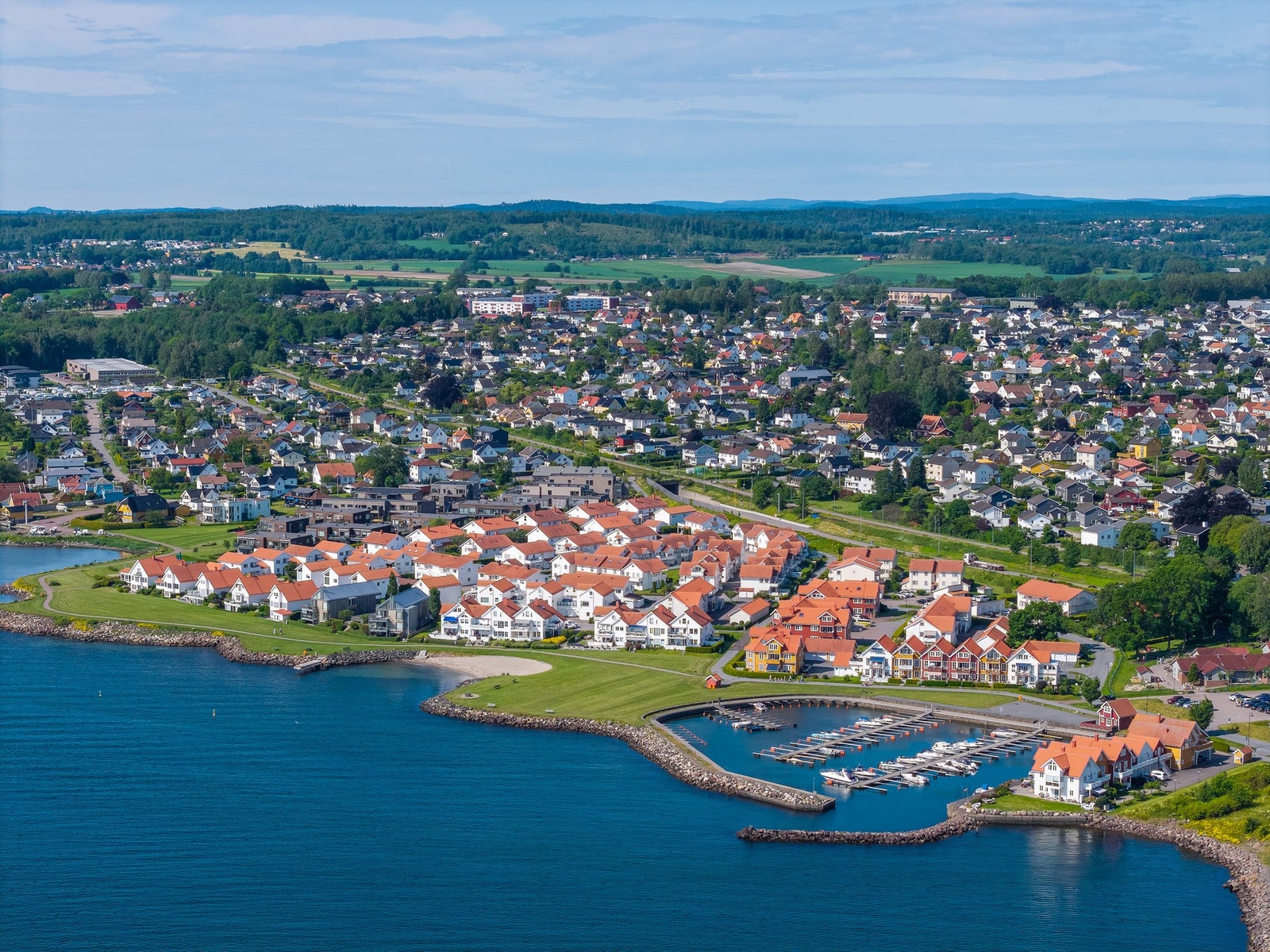 Dronebilde av Strandparken - leiligheten ligger til høyre i bildet rett på innsiden av båthavna Galleribilde