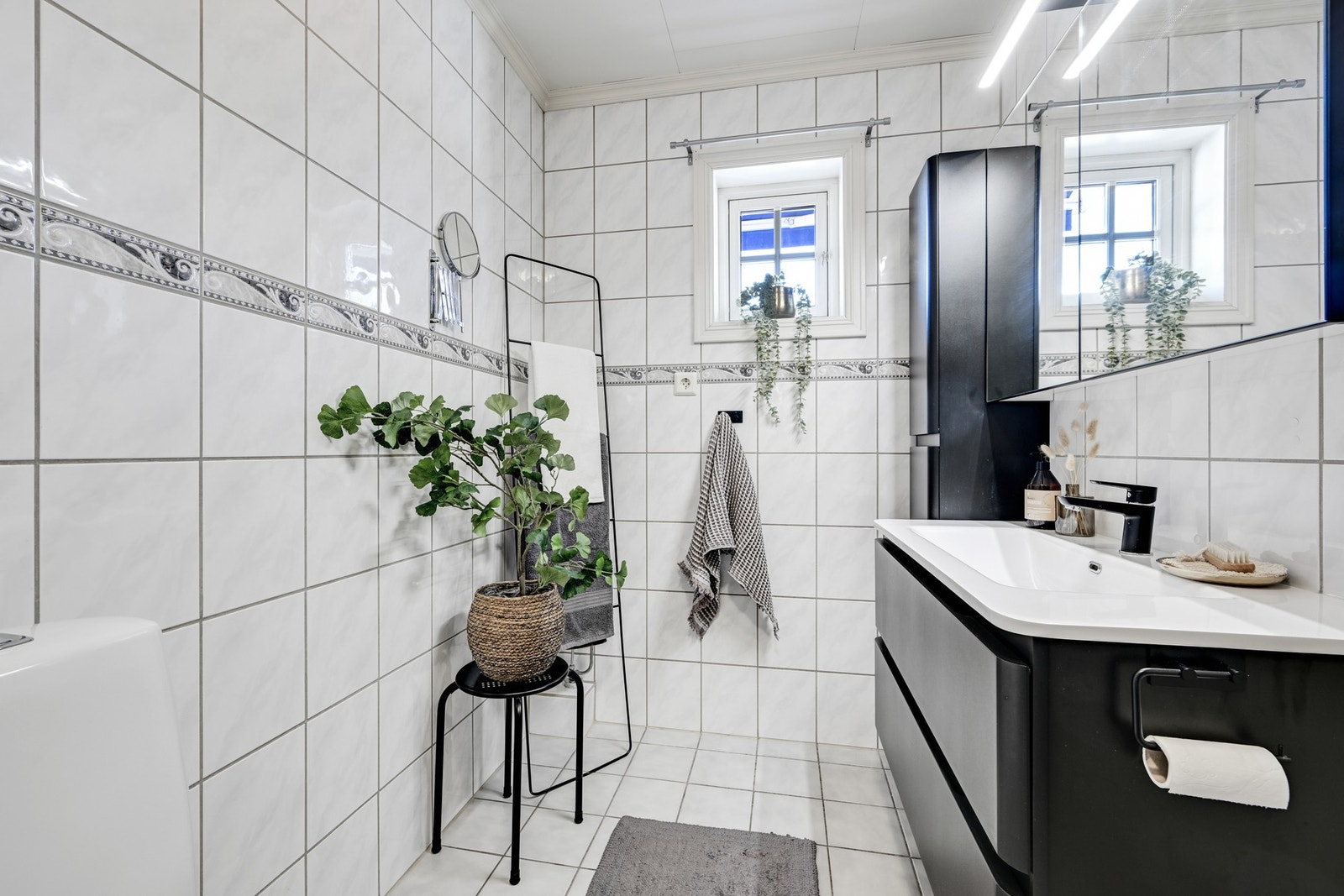 Rett ovenfor soverommet finner vi leilighetens ene av to bad Galleribilde