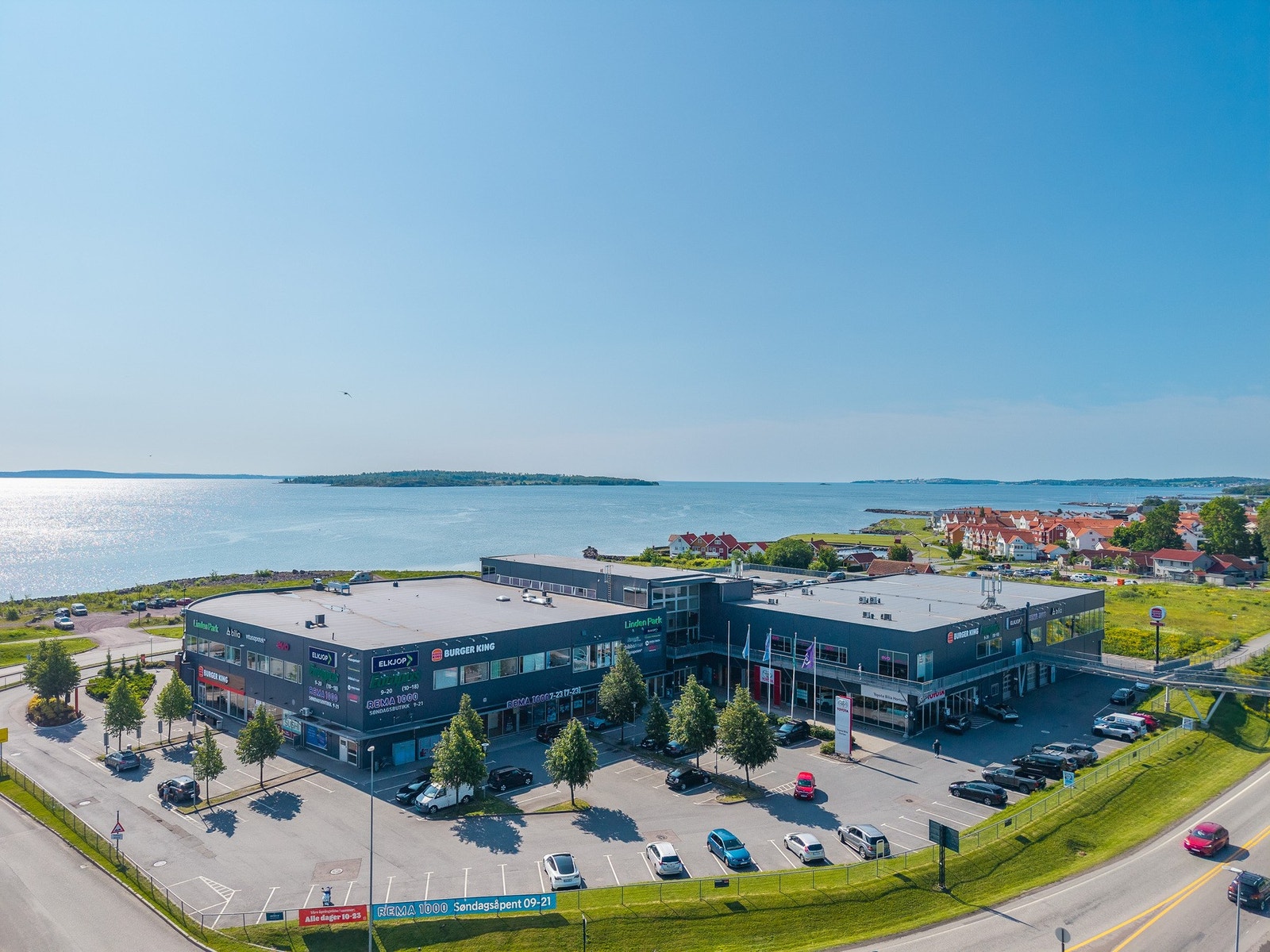 Det er kort vei bort til Linden park med dagligvare, apotek, frisør, legesenter, trimsenter mm Galleribilde