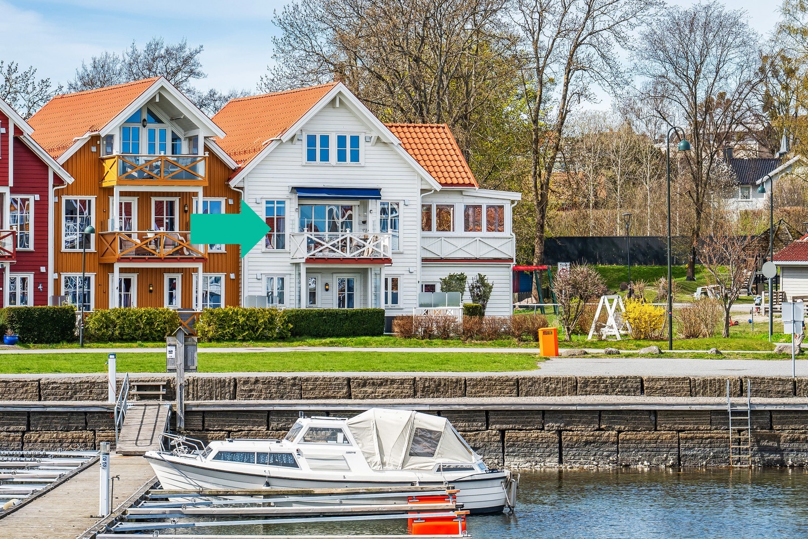 Her ser vi et bilde av fasaden mot øst - leiligheten går over to plan - 2. etasje og loftsetasje Galleribilde
