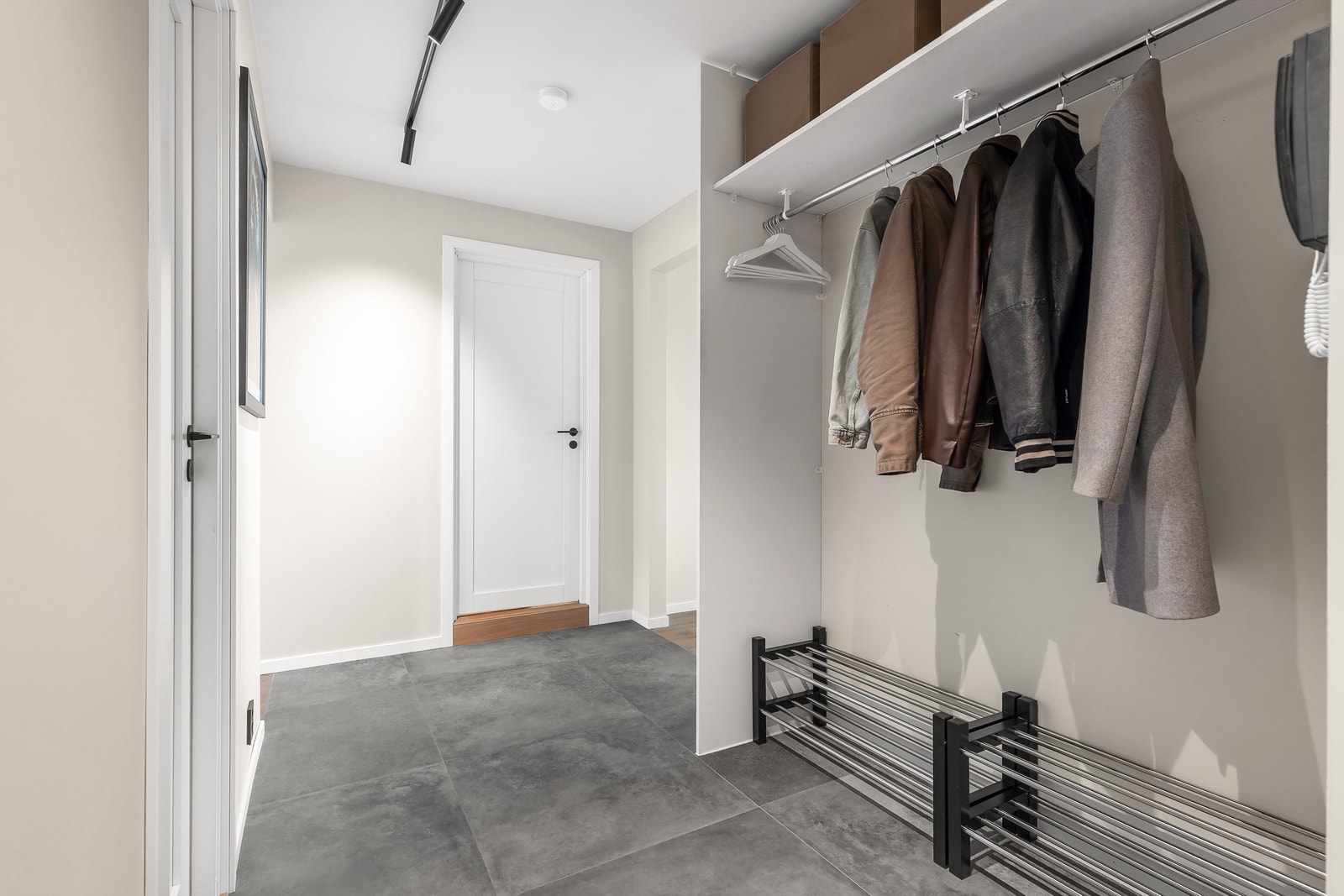 Romslig entré med plass til garderobeskap. Fra entreen er det tilgang til to av soverommene, kjøkkenet, stuen og badet. Galleribilde