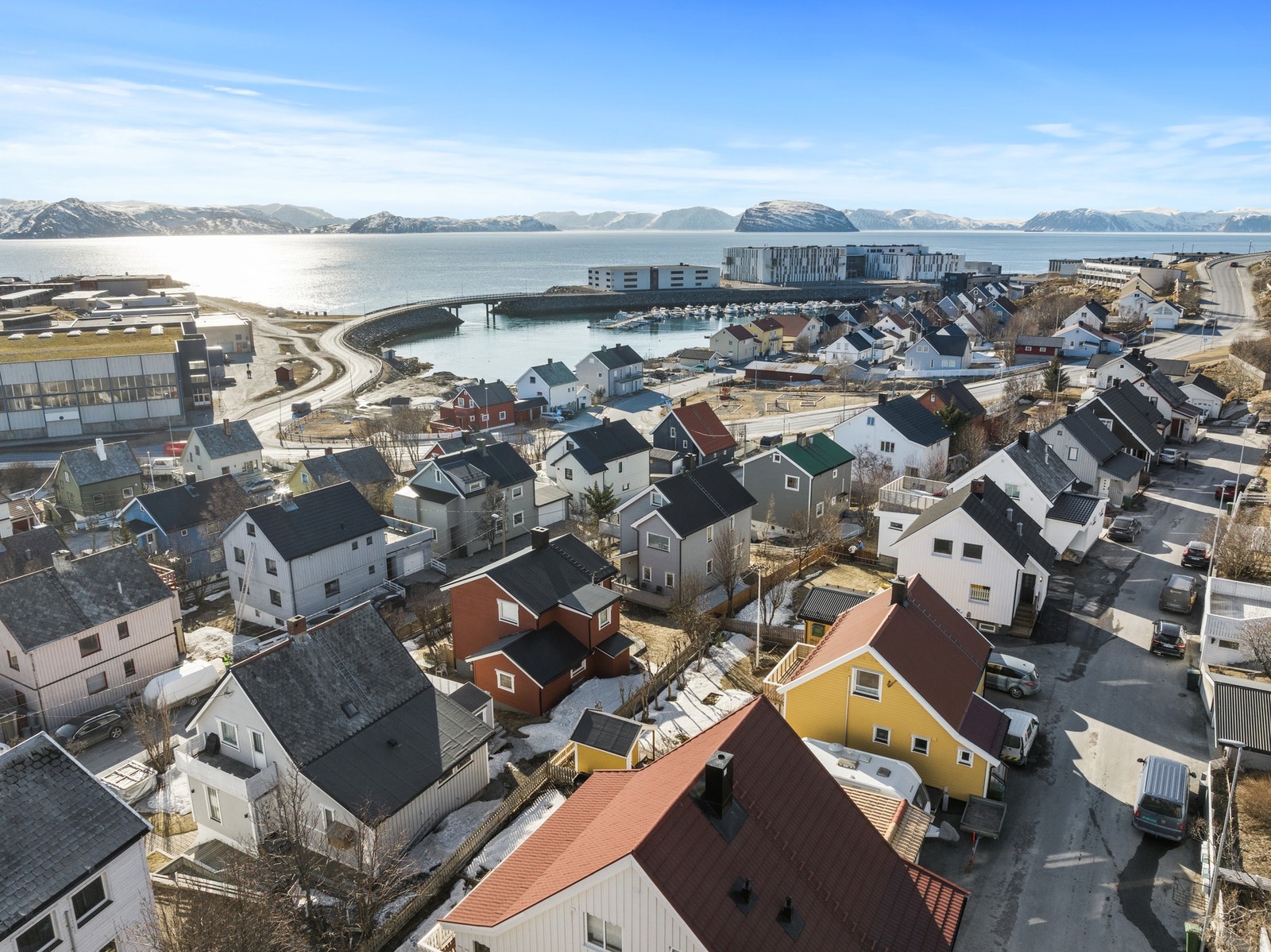 Fra nabolaget er det fin utsikt over innseilingen til Hammerfest. Galleribilde