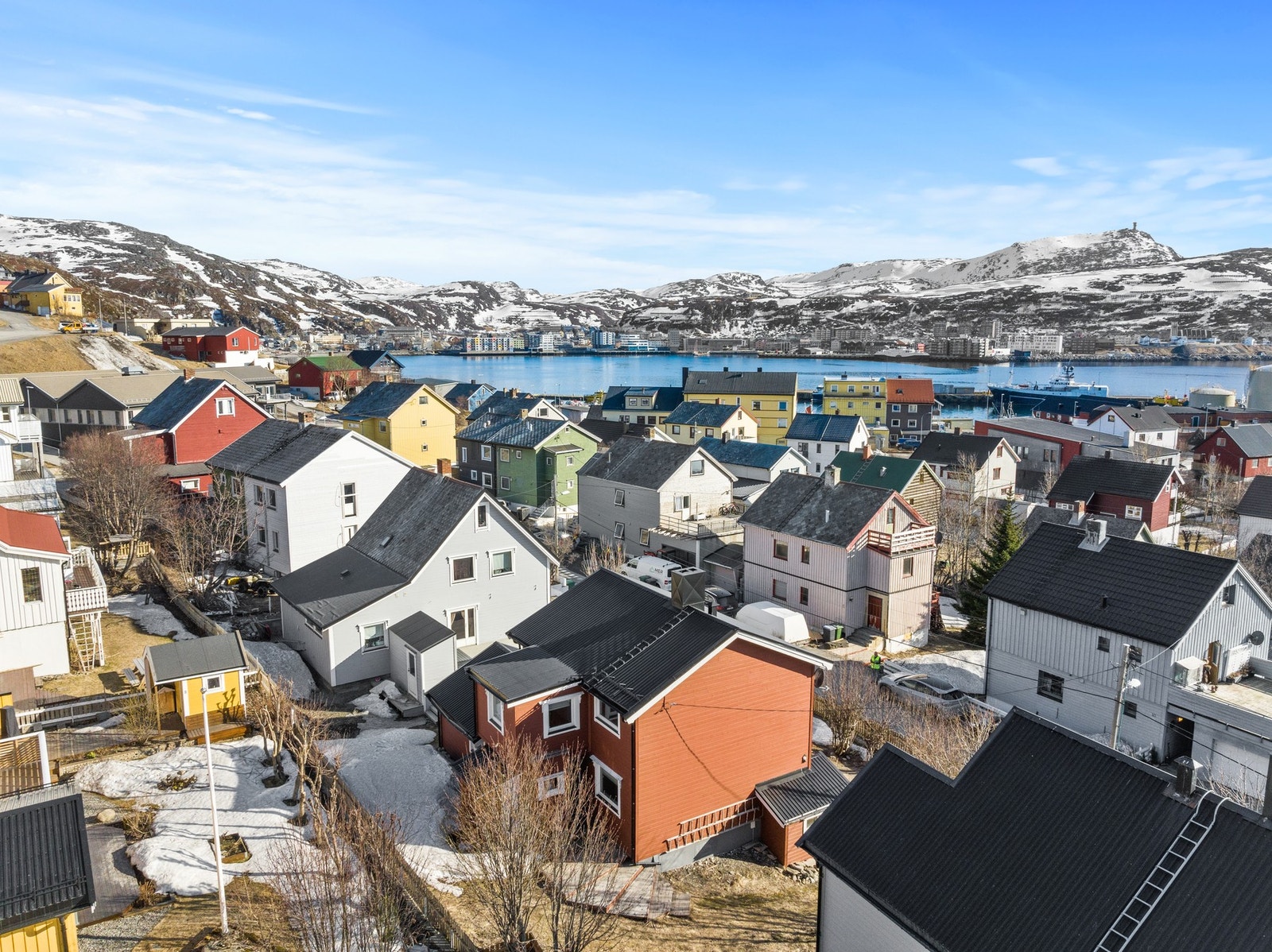 Fra eiendommen er det kort vei til sjøen og sentrum. Dagligvarebutikker som Coop Prix og Rema 1000 ligger kun minutter unna. Galleribilde