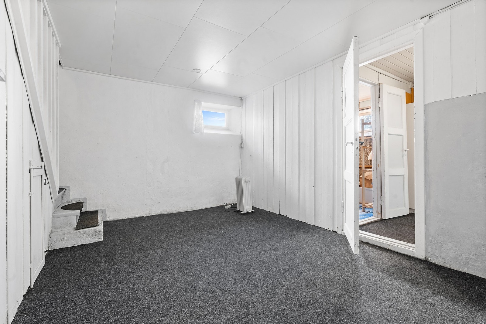 Trapperom og vindfang i kjelleren med adkomst til bad, vaskerom og bod. Galleribilde