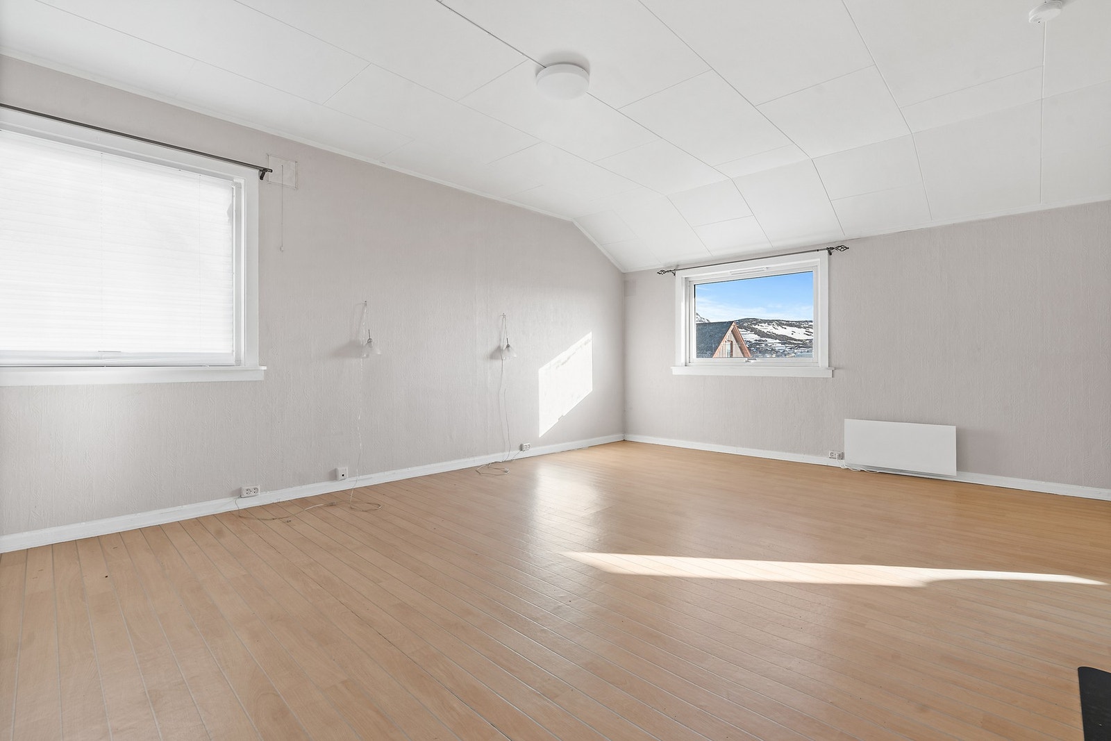 Loftstue i andre etasje med gode lysforhold fra flere vinduer. Galleribilde