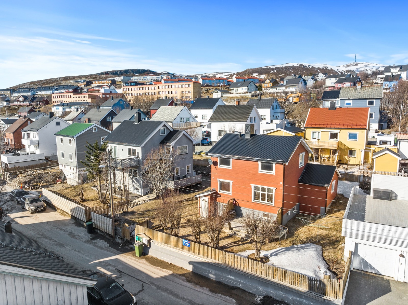 Eiendommen ligger i et etablert boligområde i Fuglenes/Rossmolbukta. Galleribilde