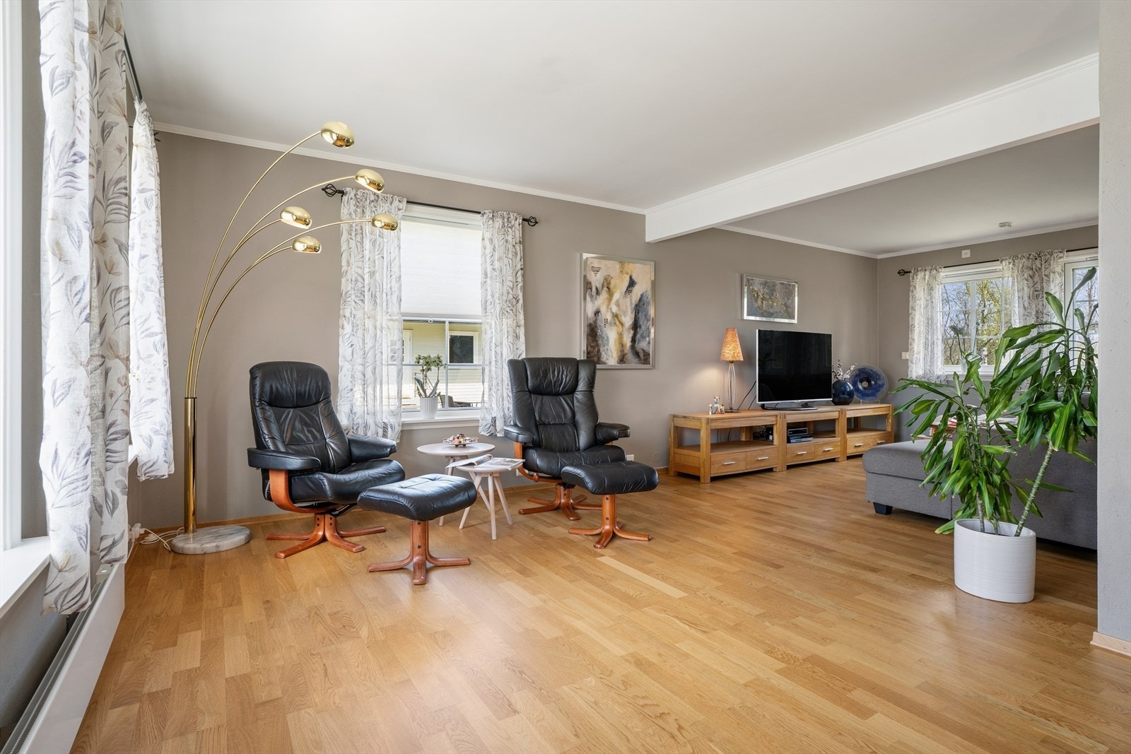 Det er parkett og laminat på gulv i de fleste oppholdsrom. Galleribilde