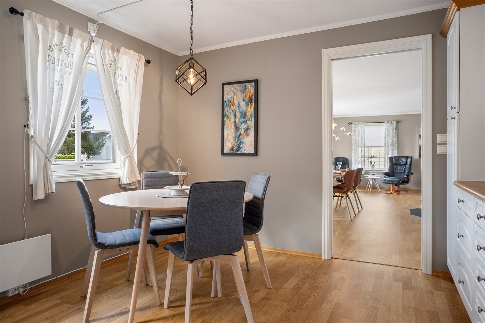 Kjøkkenet har en praktisk plassering i boligen, med nærhet til både entré og spisestue. Galleribilde