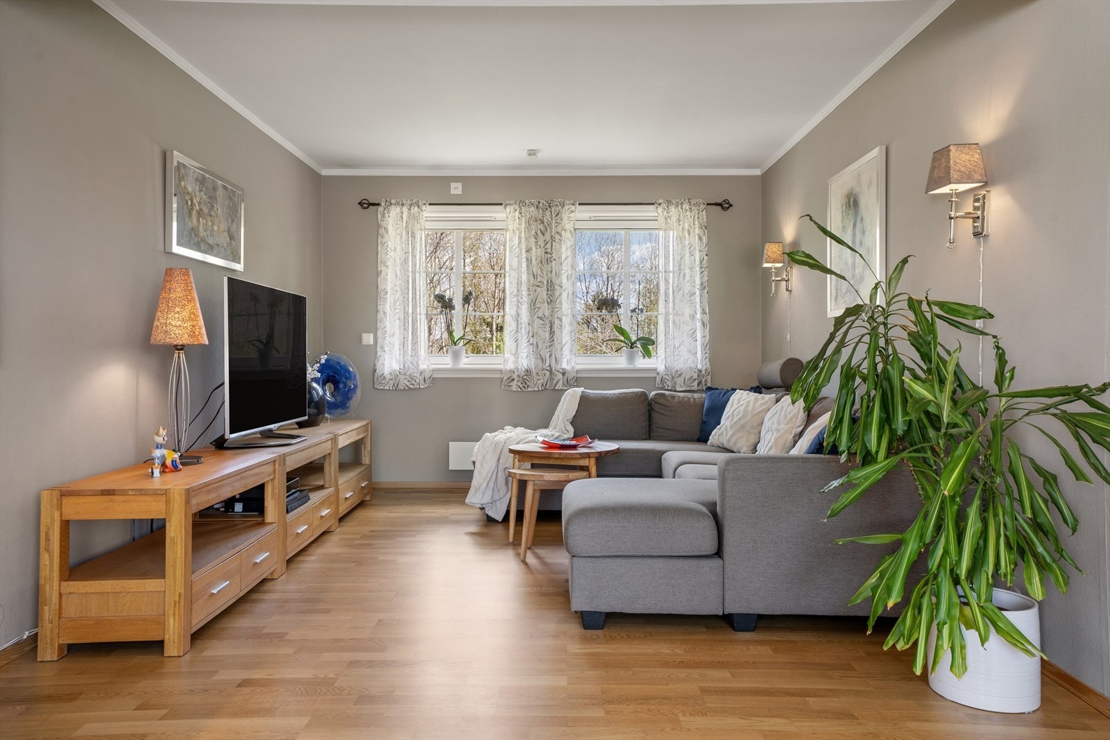 Store vindusflater gir godt med naturlig lys i stuen. Galleribilde