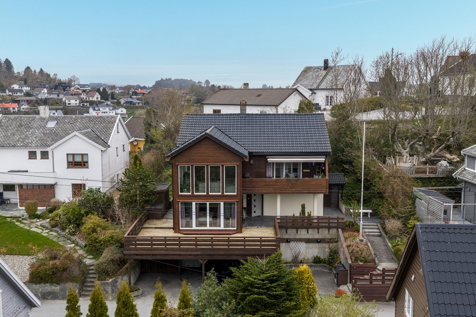 Det ble også gravt ut og lagt til parkering, støttemur og terrasse ovenfor i forbindelse med rehabilitering. Galleribilde