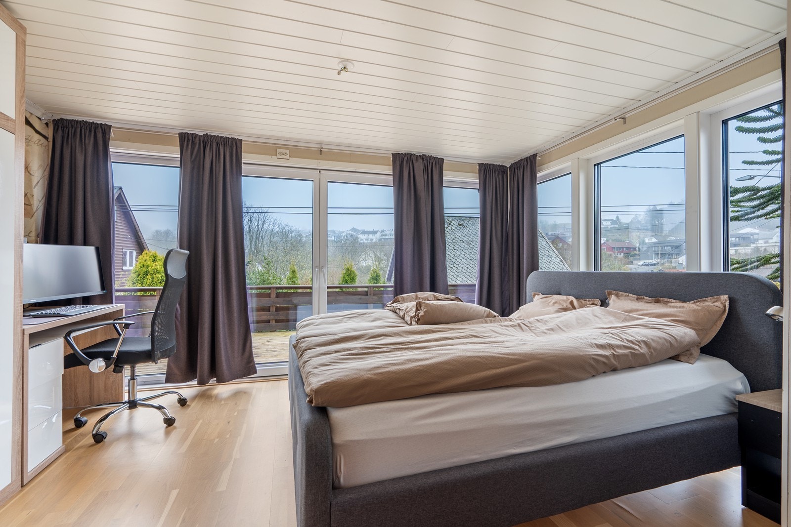 Rommet er i dag brukt som kombinert soverom/stue. Direkte utgang til stor sørvendt terrasse. Galleribilde