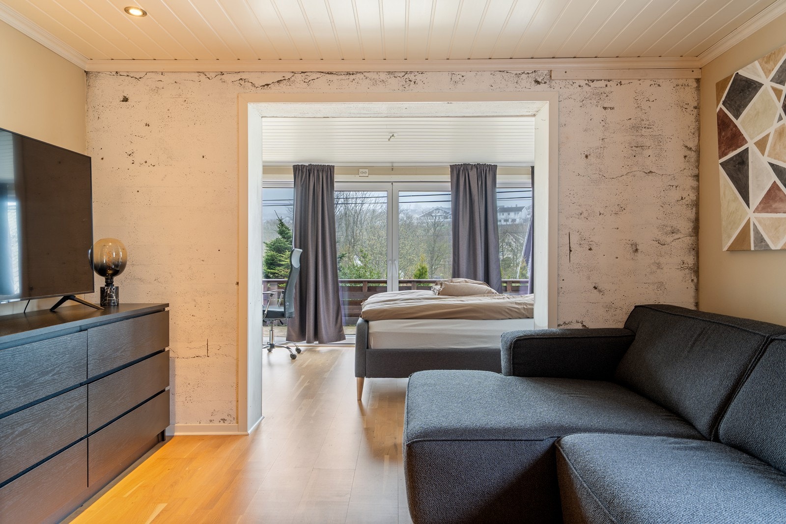 Naturlig inndeling av stue del og soverom del. Del med seng er del av tilbygget. Galleribilde