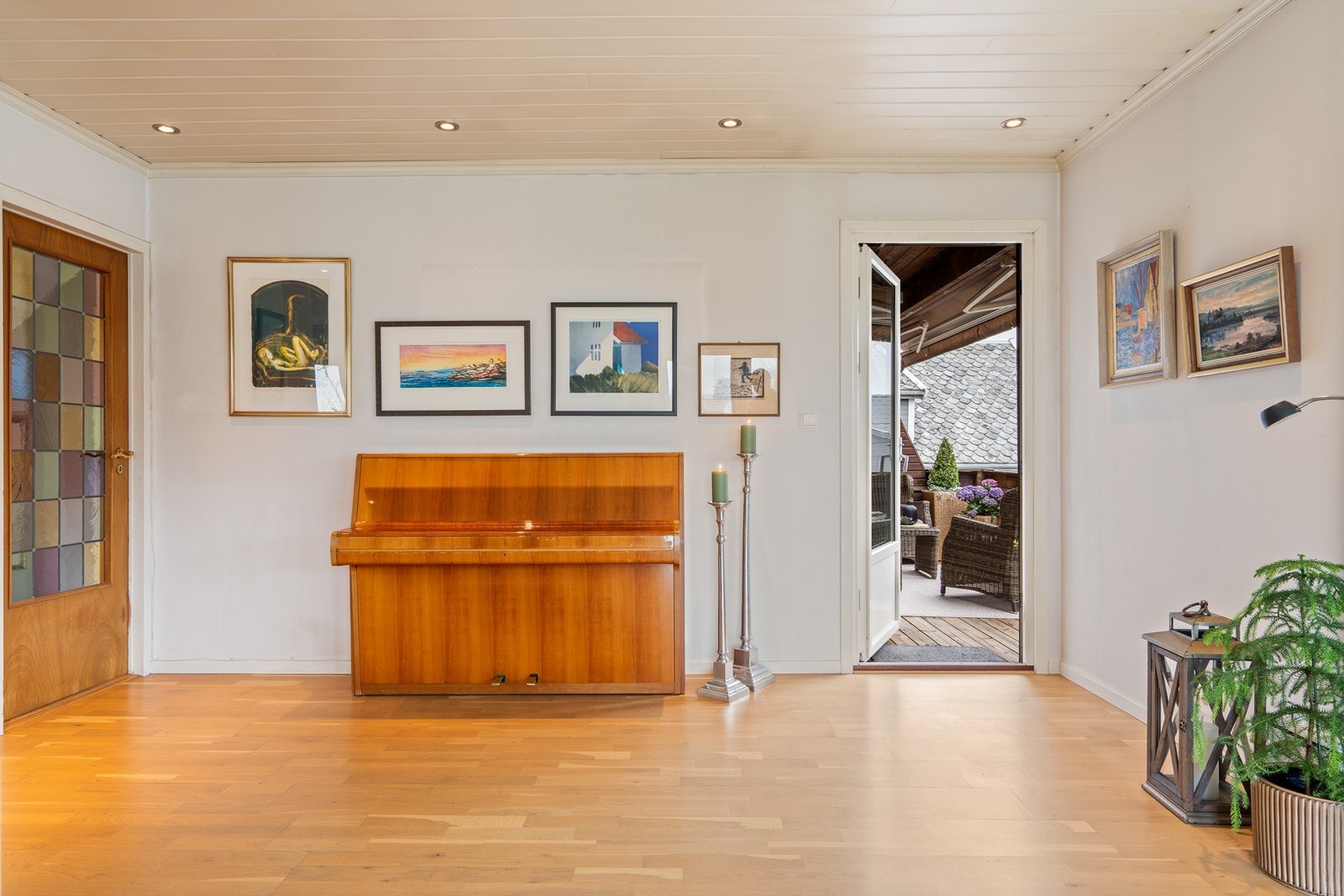 Direkte utgang til solrik og lun delvis overbygd veranda. Galleribilde