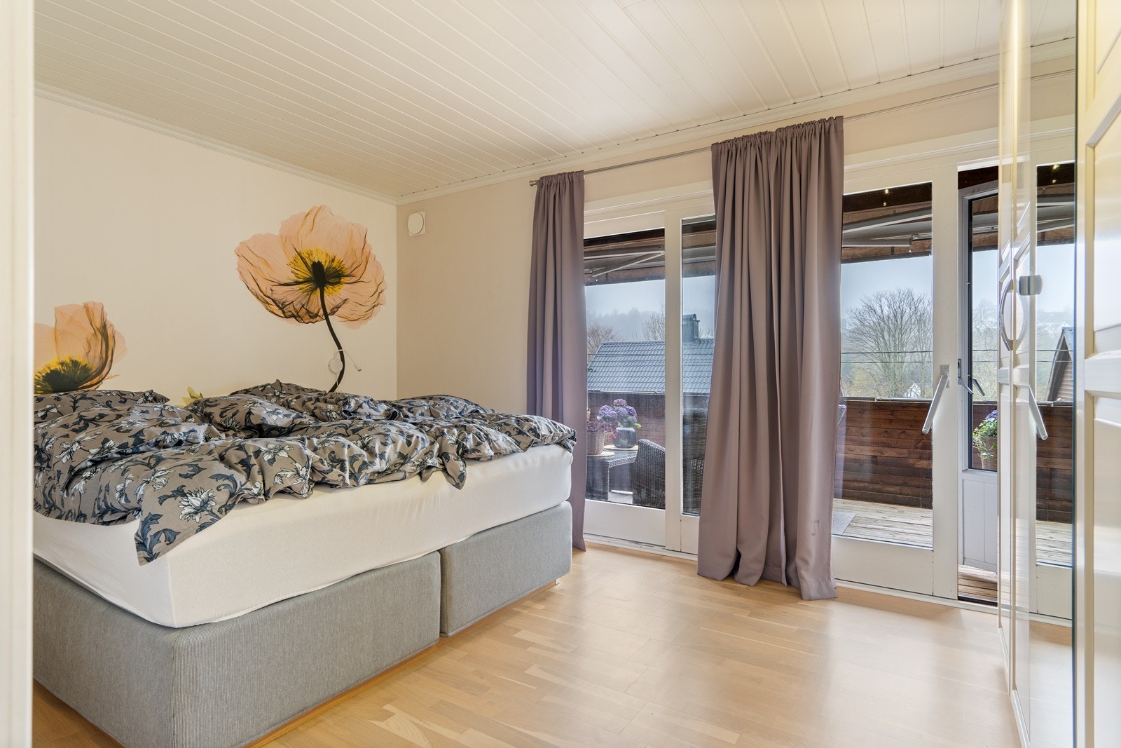 Romslig og lyst hovedsoverom med garderobe. Galleribilde