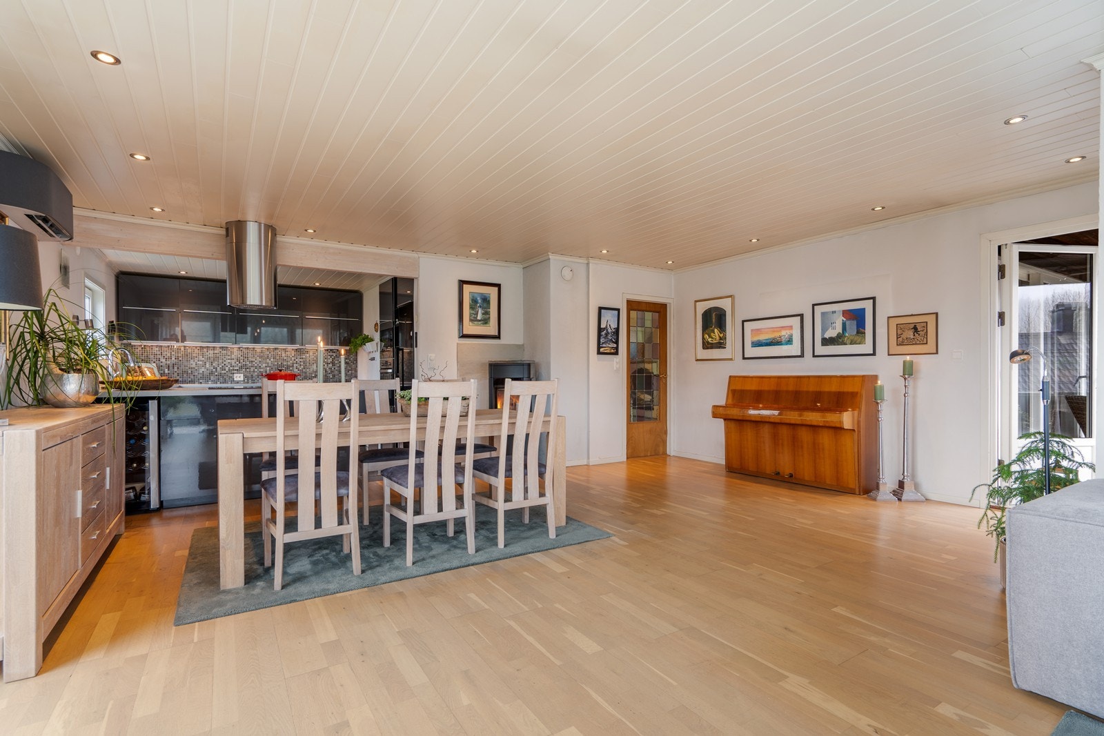 God plass til ønsket møblering i rommet. Utstrakt bruk av downlights gir en behagelig belysning. Galleribilde