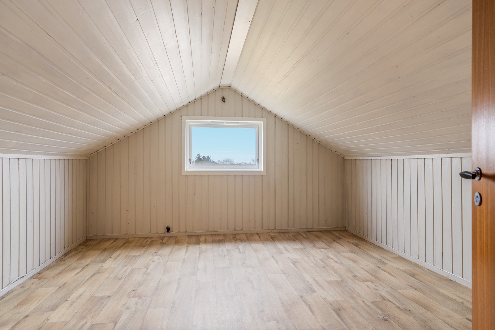 Soverom nummer 2 i loftsetasjen. Nylig skiftet vindu (2026). Galleribilde