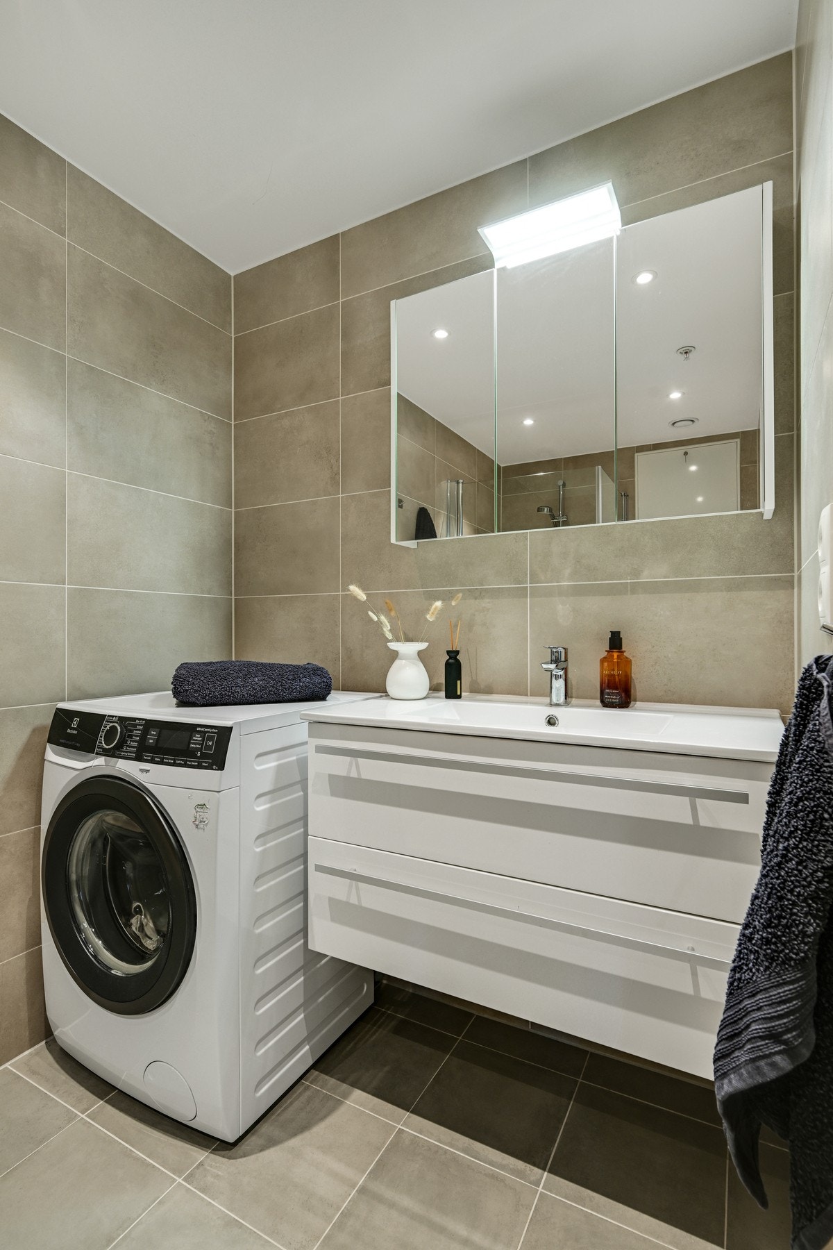 Det er opplegg for vaskemaskin på badet. Galleribilde