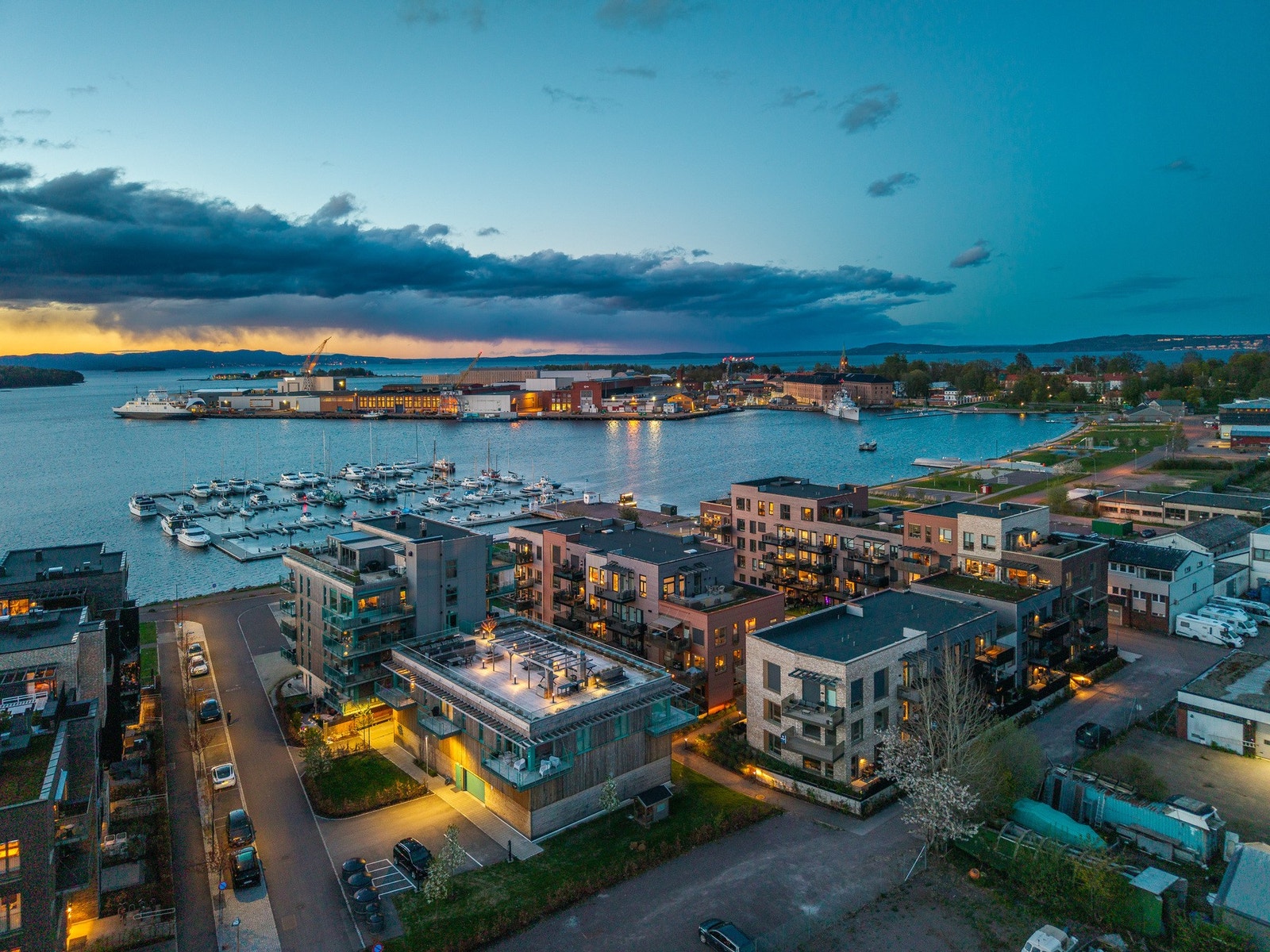 Her kan man rusle fra leiligheten i morgenkåpe ned til bryggen for ett morgenbad. Indre havn har blitt et fantastisk rekreasjonsområde. Galleribilde