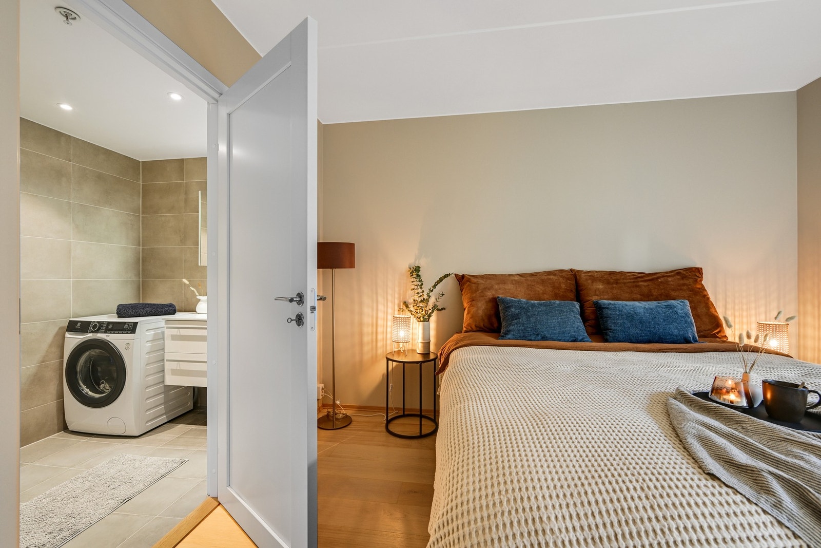 Fra soverommet er det direkte adkomst til badet. Galleribilde