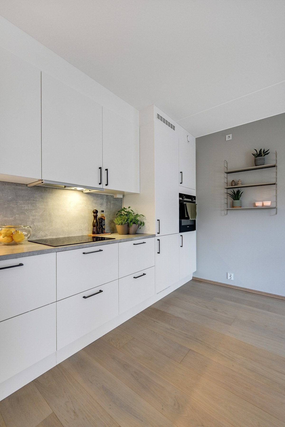 Det er benkeplate i laminat og nedfelt oppvaskkum i stål. Galleribilde
