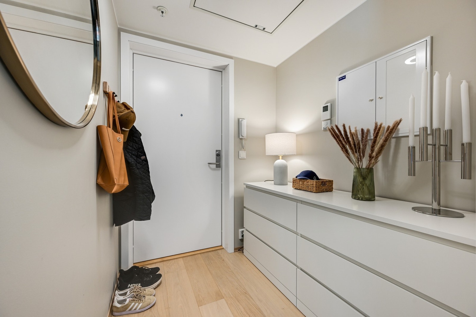 Hyggelig entré med plass for kommode. Galleribilde