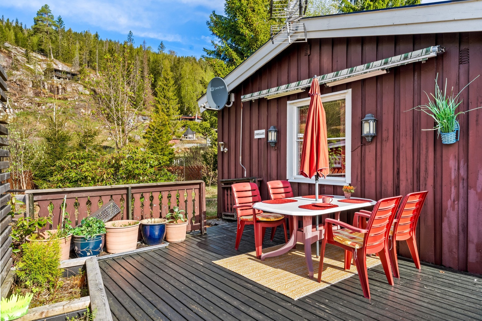Terrasse med gode solforhold og plass til utemøbler, perfekt for lange sommerdager. Galleribilde