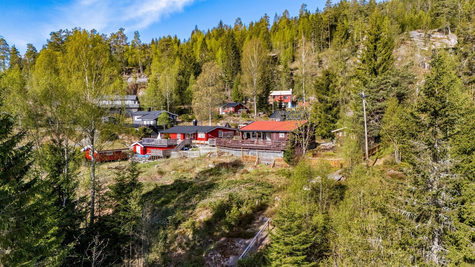 Hytta ligger usjenert til i fredelige omgivelser med skog og natur rett utenfor døren. Galleribilde