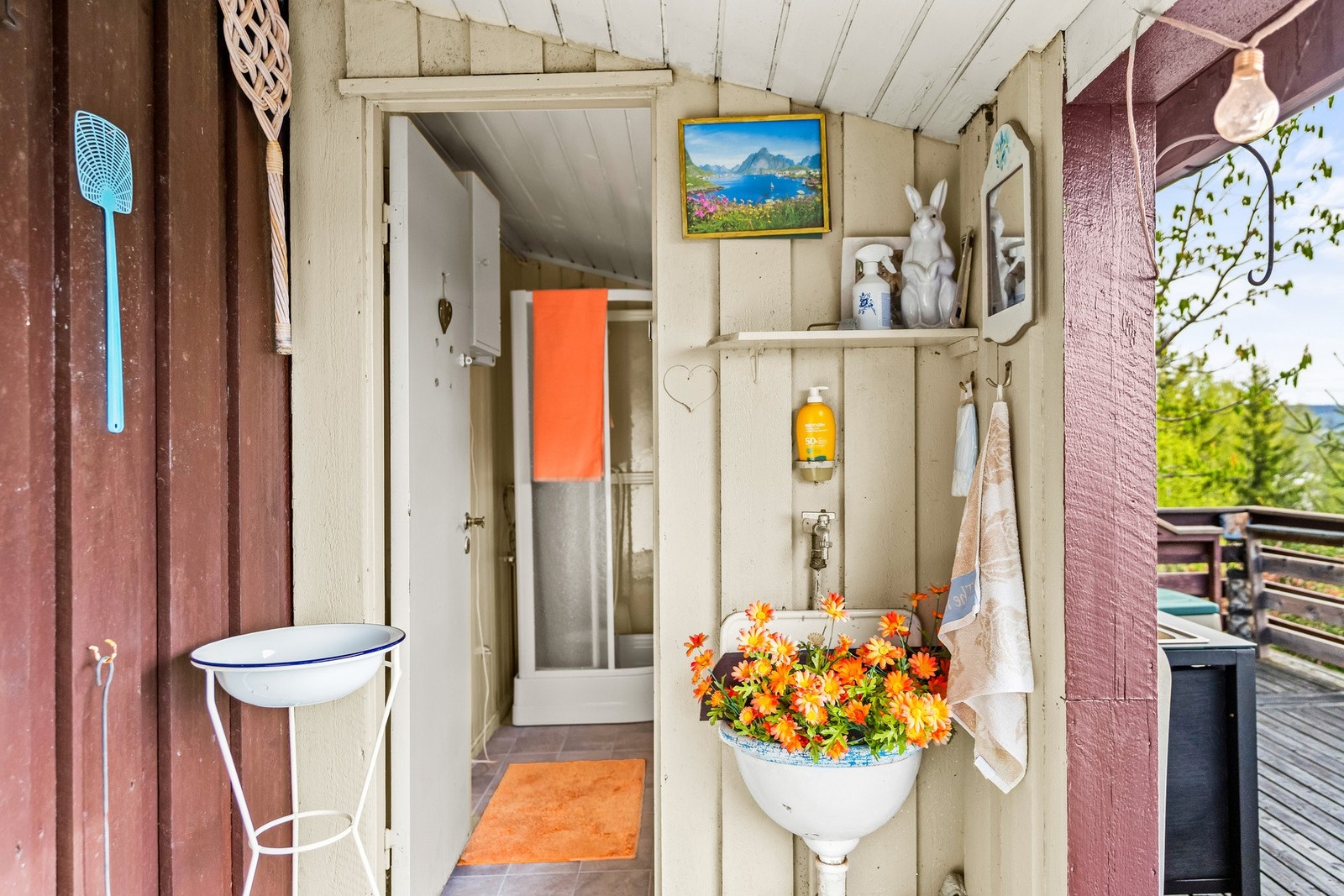 Videre inn til badet, med adkomst ute. Galleribilde