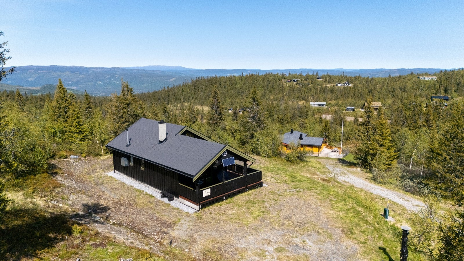 Velkommen til Fjellvegen 51 i Sør-Aurdal kommune. Eiendomsmegler Marit Nystuen presenterer denne eiendommen. Foto: Christine Stokkebryn Galleribilde