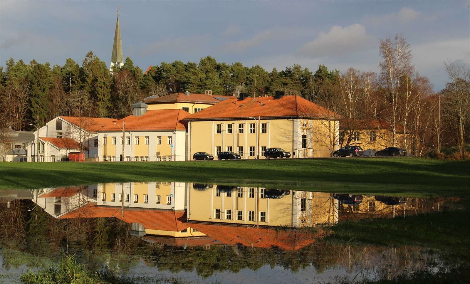 Området er svært barnevennlig, med flere anerkjente skoler og barnehager i nærheten. Bygdøy skole er en populær barneskole med gode læringsfasiliteter og et aktivt skolemiljø. Galleribilde