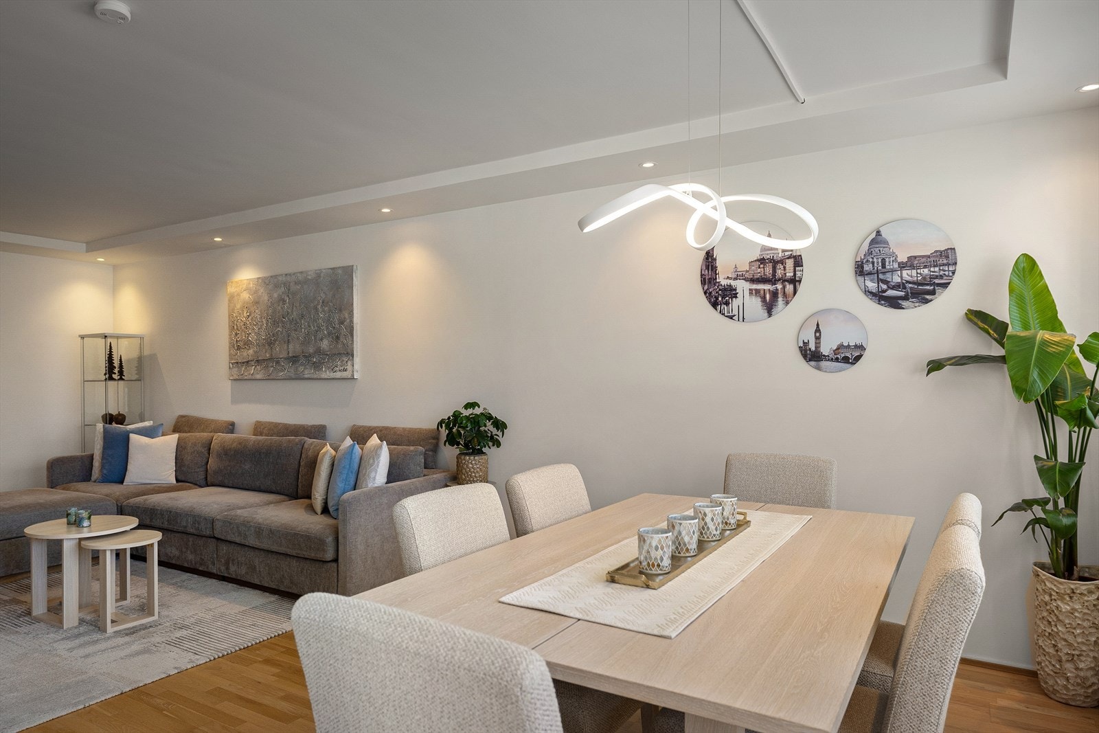 Nyoppusset stue med downlights. Galleribilde