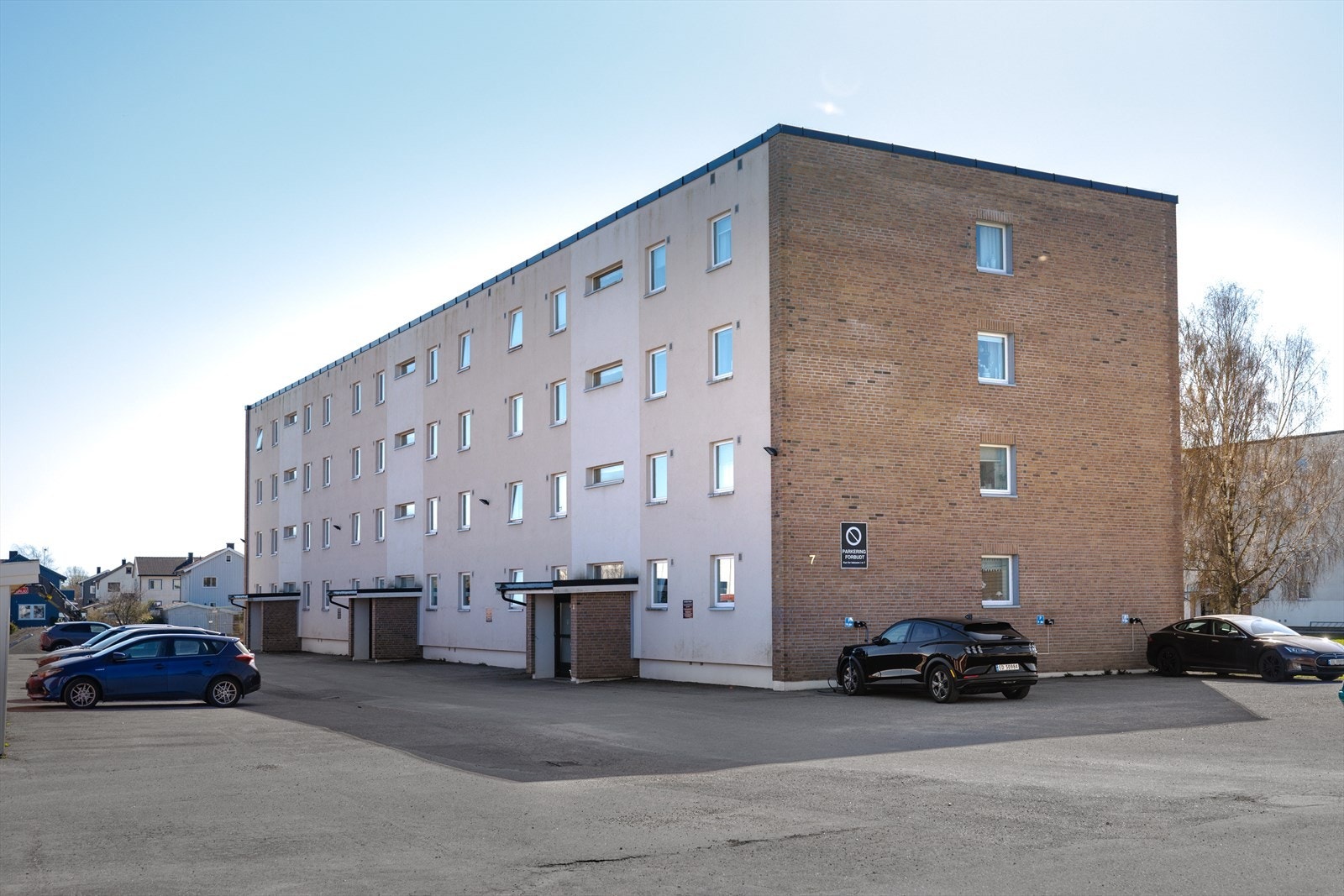 Parkeringsplass på felles biloppstillingsplass i borettslaget. Galleribilde