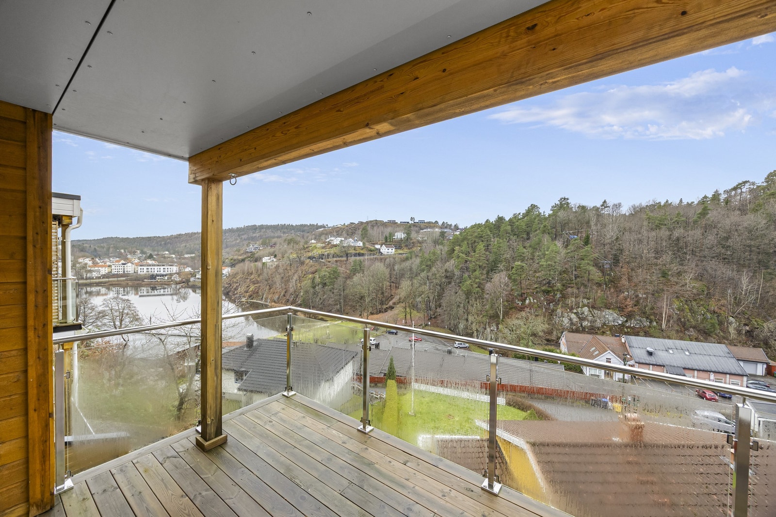 Romslig veranda med delvis takoverbygg - Her er det sol til ca. 20:30 midtsommers. Galleribilde