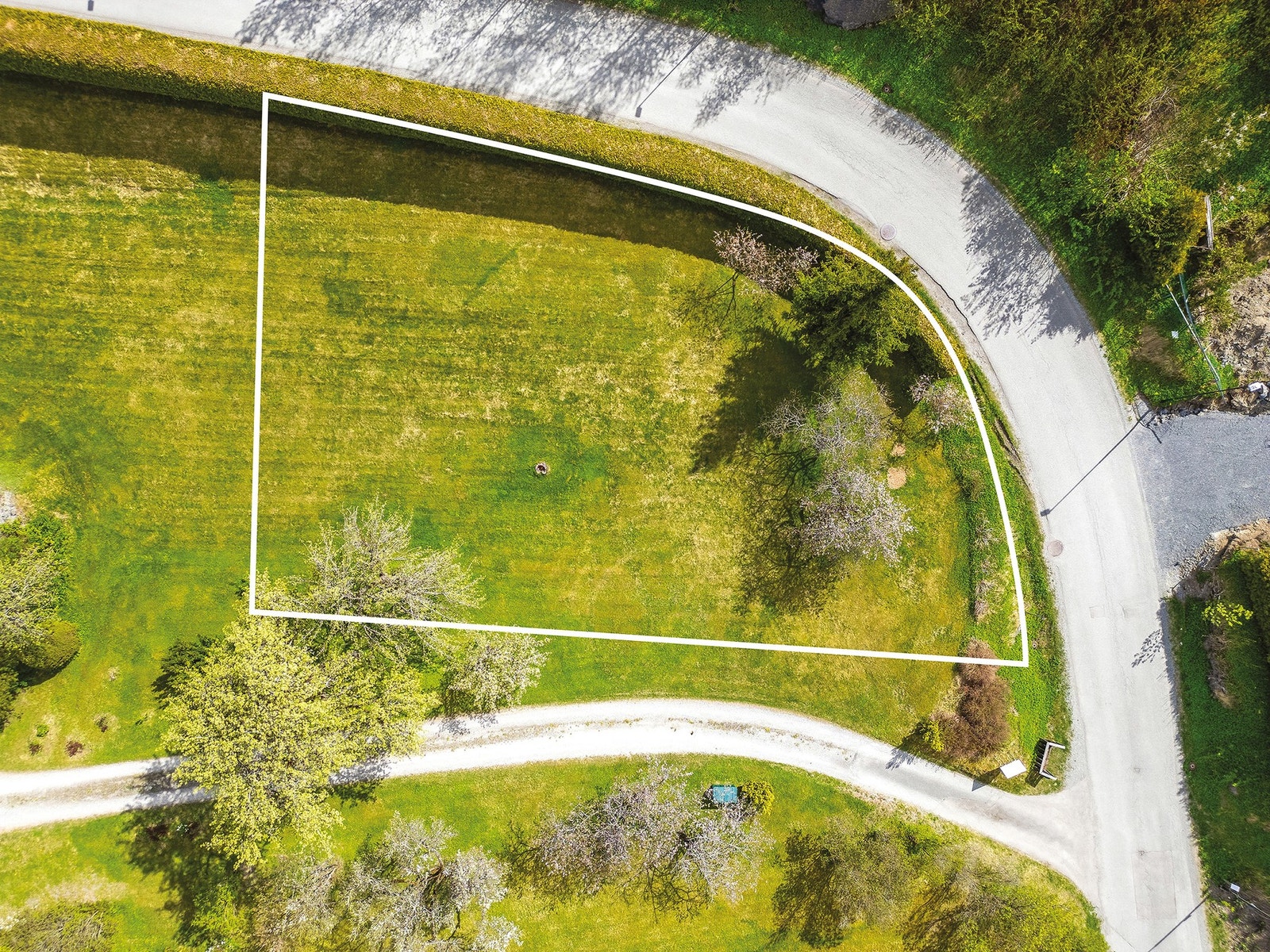 Bilde av eiendom, med ca. tomtegrenser markert. Hjørnetomt på ca. 733,5 m2. Galleribilde